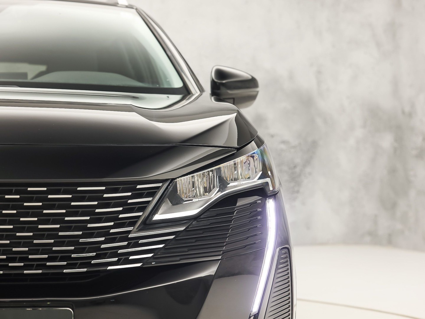 Peugeot 3008 1.6 HYbrid 225 Allure Blacksport 225Pk Automaat (APPLE CARPLAY, SOH 94,7%, BLACK PACK, GROOT NAVI, 360 CAMERA, SPORTSTOELEN, KEYLESS, LANE ASSIST, NIEUWE APK, NIEUWSTAAT)
