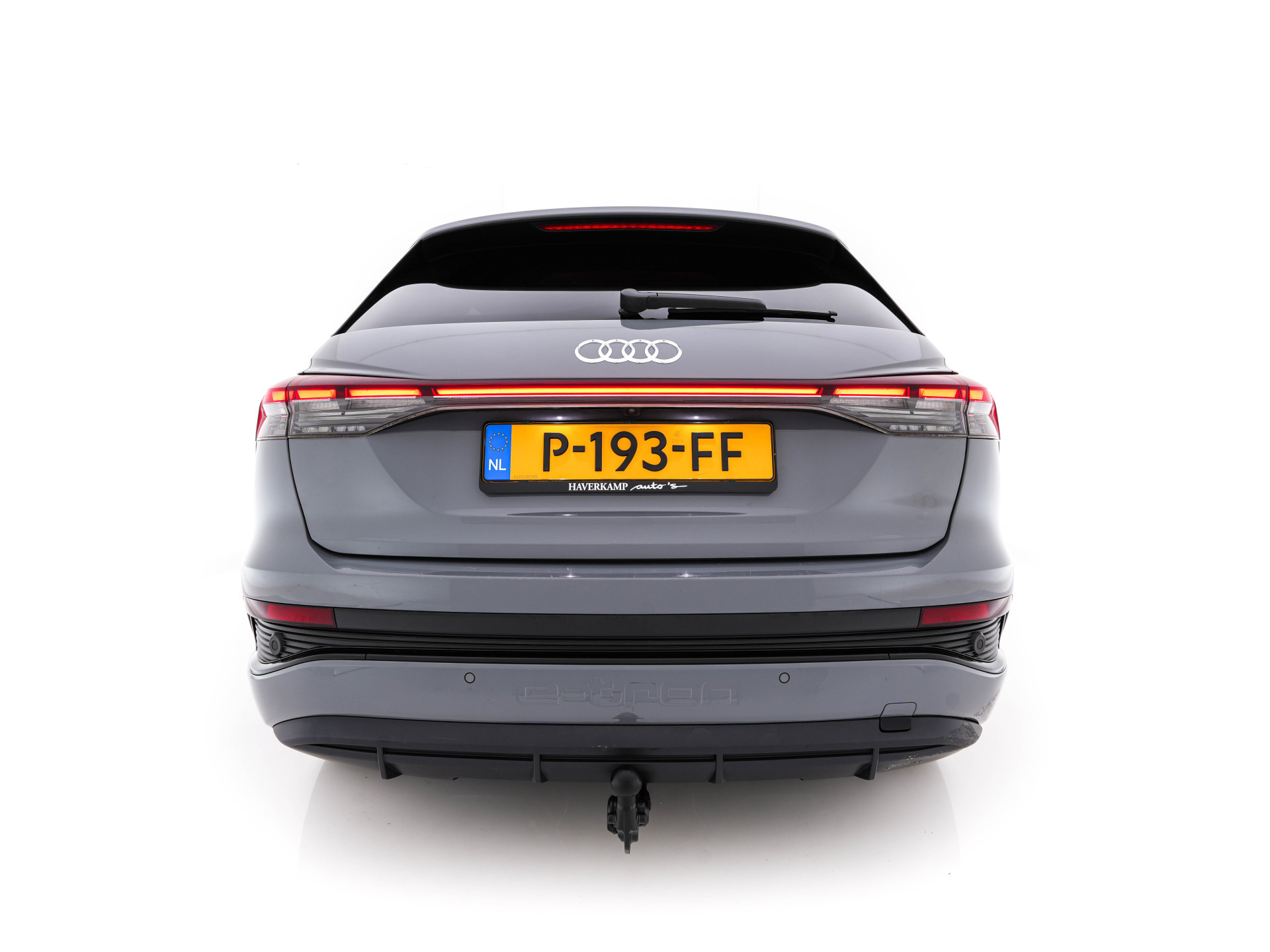 Audi Q4 e-tron 40 S-line Launch edition Competition 77 kWh [ 3-Fase-11kW ] {SOH-93%} (INCL-BTW) *HEATPUMP | LEATHER-FABRIC | SONOS-AUDIO | MATRIX-LED | ADAPTIVE-CRUISE | HEATED-SPORTSEATS | AMBIENTLIGHT | DIGI-COCKPIT | CAMERA | KEYLESS | DAB+ | NAVI-FULL