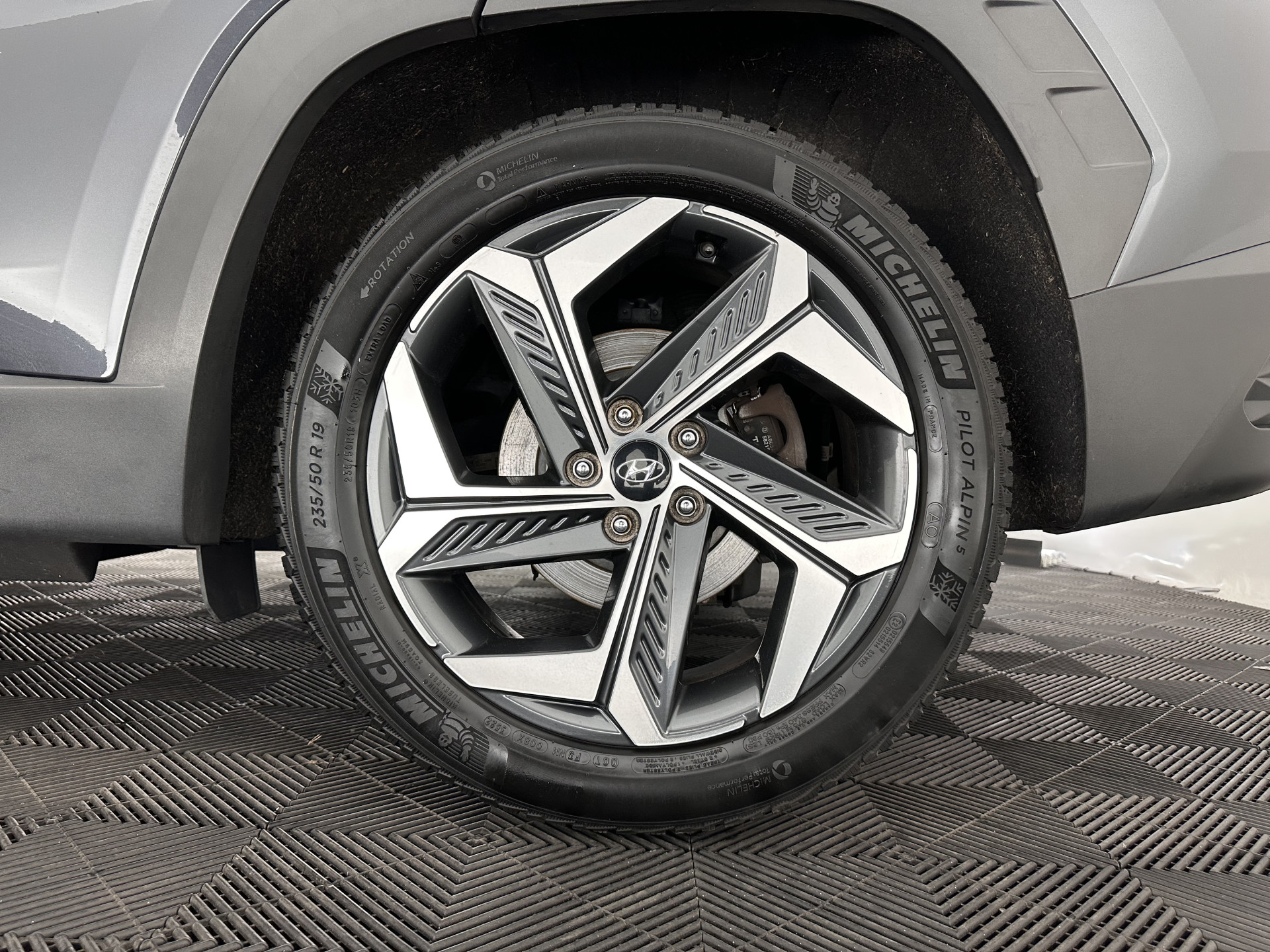 Hyundai Tucson 1.6 T-GDI PHEV Comfort Smart 4WD (INCL.BTW) *LEATHER | FULL-LED | ADAPTIVE-CRUISE | HEATED-COMFORTSEATS | KEYLESS | CAMERA | DIGI-COCKPIT | PRIVACY-GLASS | SHIFT-PADDLES | ECC | PDC | 19''ALU*