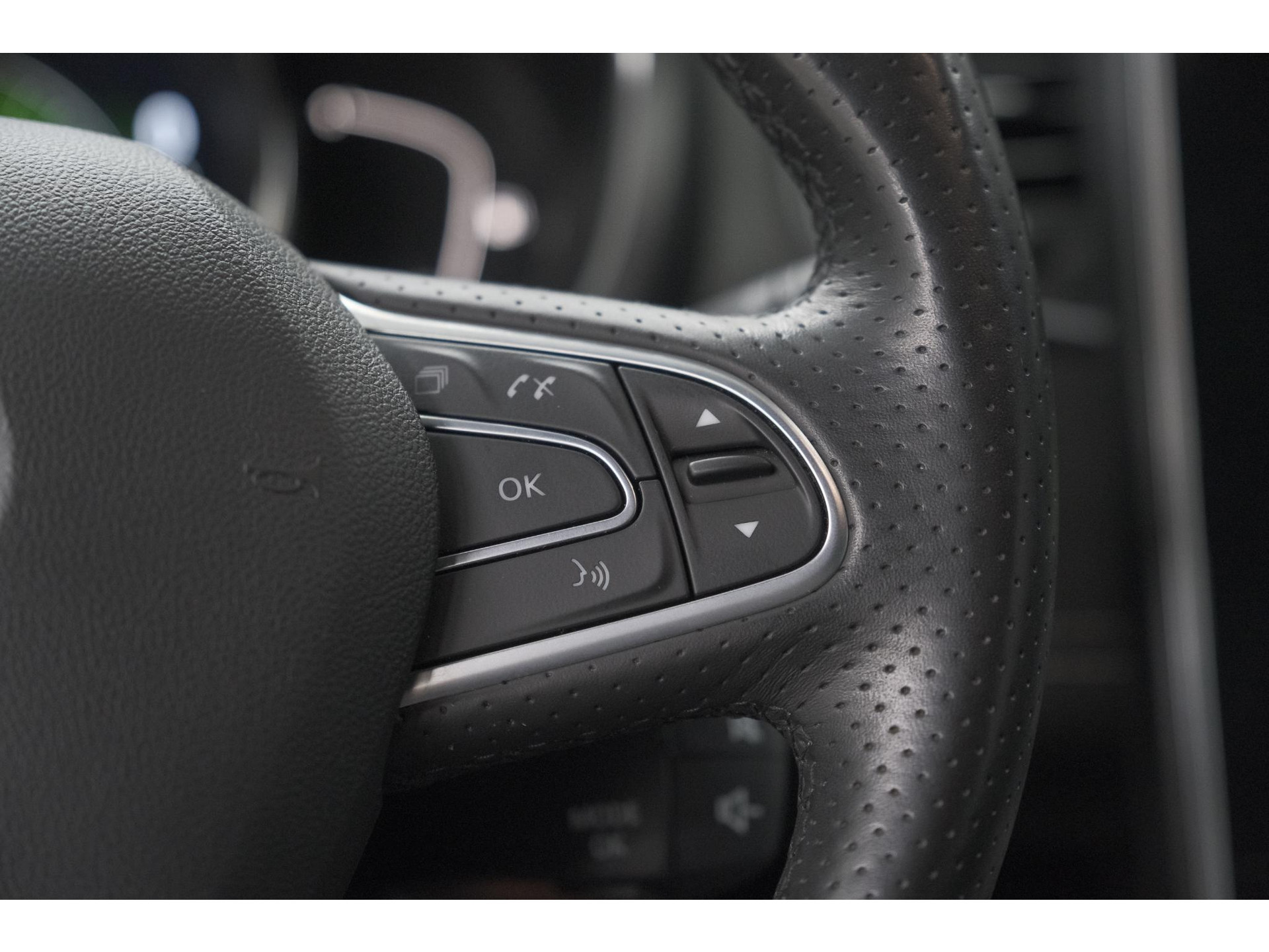 Renault Scénic TCE 160 EDC Black Edition | Trekhaak | Adaptieve Cruise Control | BOSE Premium Audio | Panoramadak