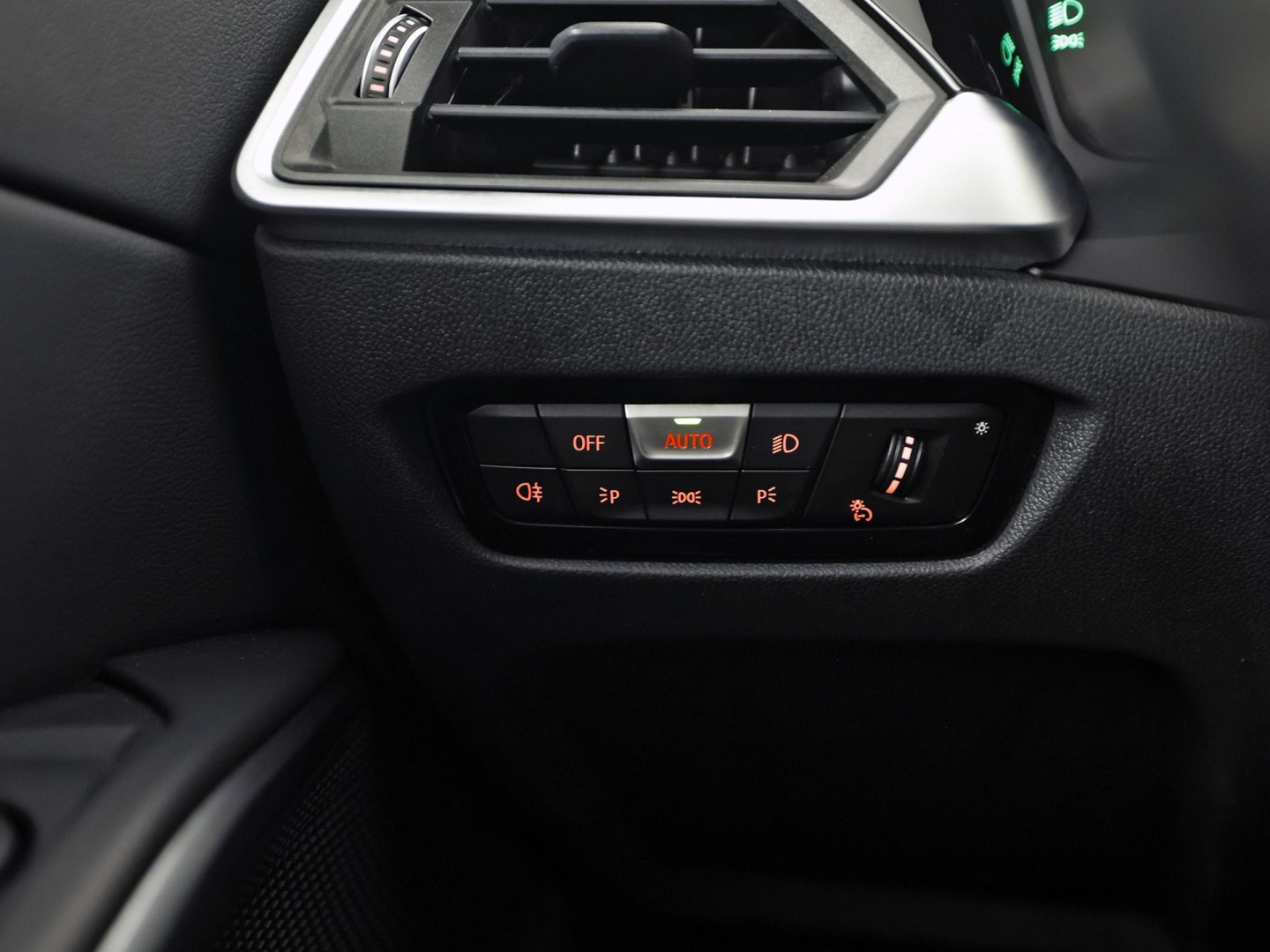BMW 3-serie Touring 320e High Executive 204Pk Automaat (APPLE CARPLAY, M STUUR, GROOT NAVI, STOELVERWARMING, CAMERA, LEDER, SPORTSTOELEN, GETINT GLAS, ZWART HEMEL, NIEUWE APK, NIEUWSTAAT)