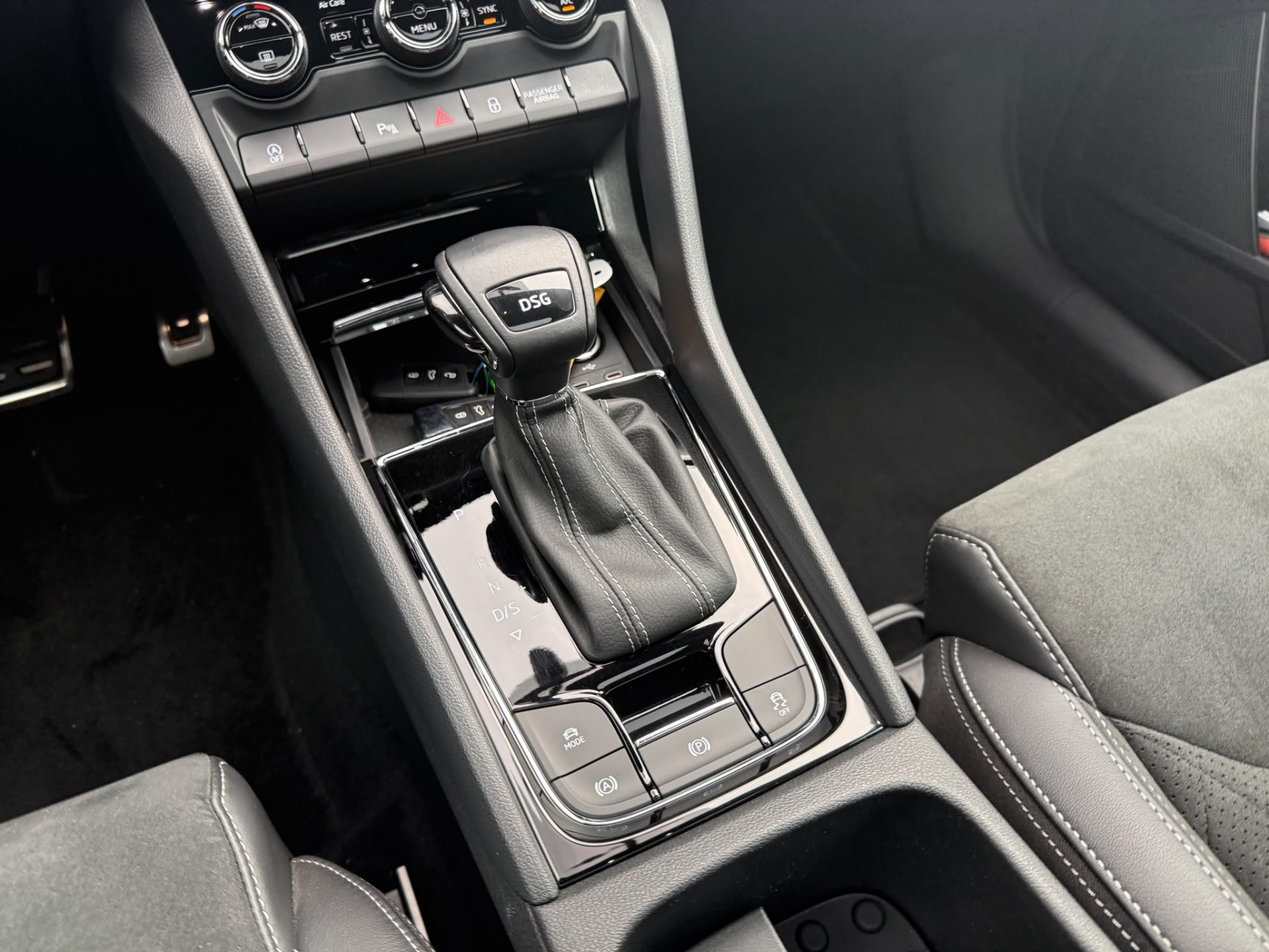 ŠKODA Kodiaq 1.5 TSI Sportline Business | 1E EIGENAAR | 3/6/12 MND GARANTIE | AUTOMAAT | PANO | LED | DAB | MEMORY | CARPLAY | DIGITAAL COCKPIT | TREKHAAK |