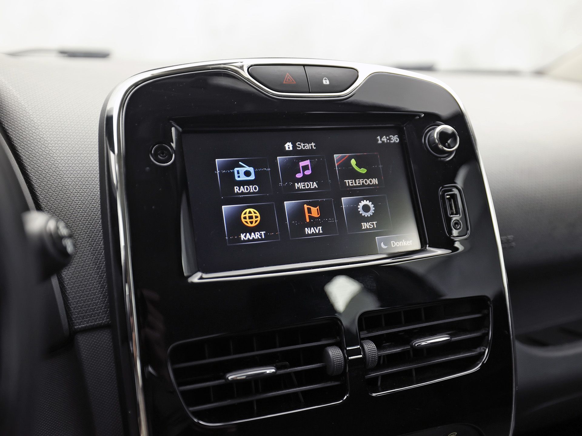 Renault Clio 0.9 TCe Dynamic Sport (NAVIGATIE, CRUISE, LM VELGEN, SPORTSTOELEN, PARKEERSENSOREN, BLUETOOTH, NIEUWE APK, NIEUWSTAAT)