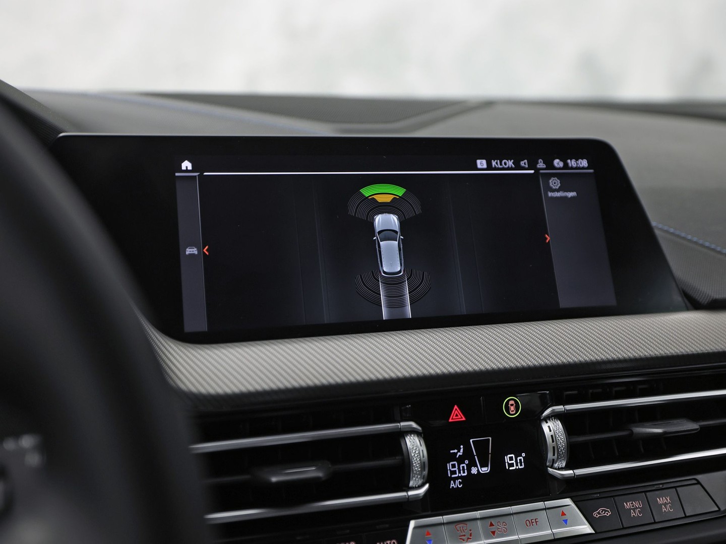 BMW 1 Serie 118i M Sport Automaat (APPLE CARPLAY, M PAKKET, GROOT NAVI, LEDER, SPORTSTOELEN, SFEERVERLICHTING, GETINT GLAS, NIEUWSTAAT)