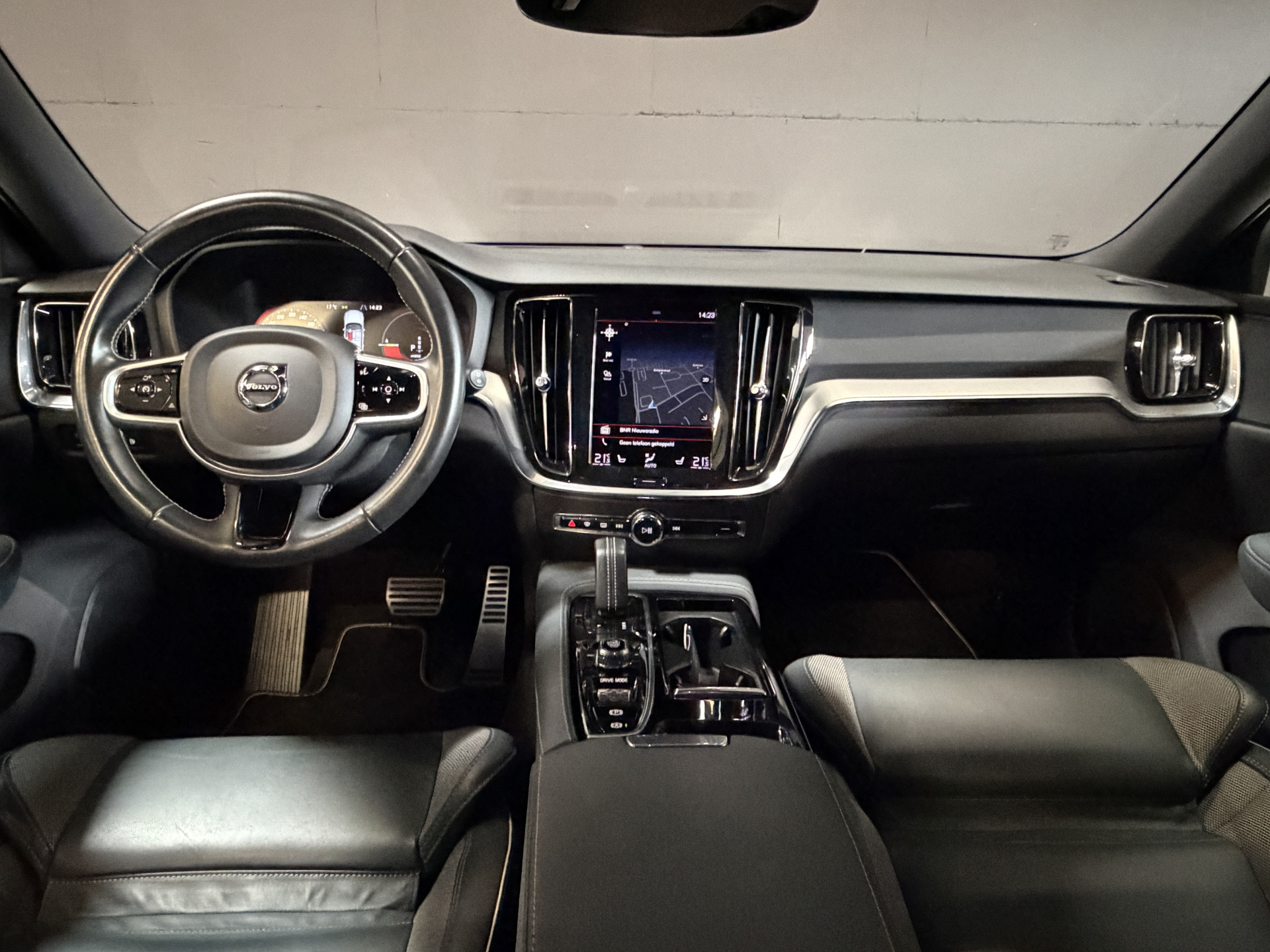 Volvo V60 2.0 T8 Recharge AWD R-Design | Elektr. trekhaak | Camera | Stoel/stuurverwarming | Carplay | Adaptive cruise