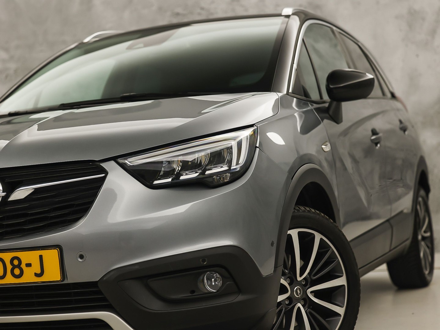 Opel Crossland X 1.2 Turbo Innovation Sport Automaat (APPLE CARPLAY, GROOT NAVI, CLIMATE, STUUR/STOELVERWARMING, SPORTSTOELEN, LEDER, GETINT GLAS, PARKEERSENSOREN, NIEUWSTAAT)