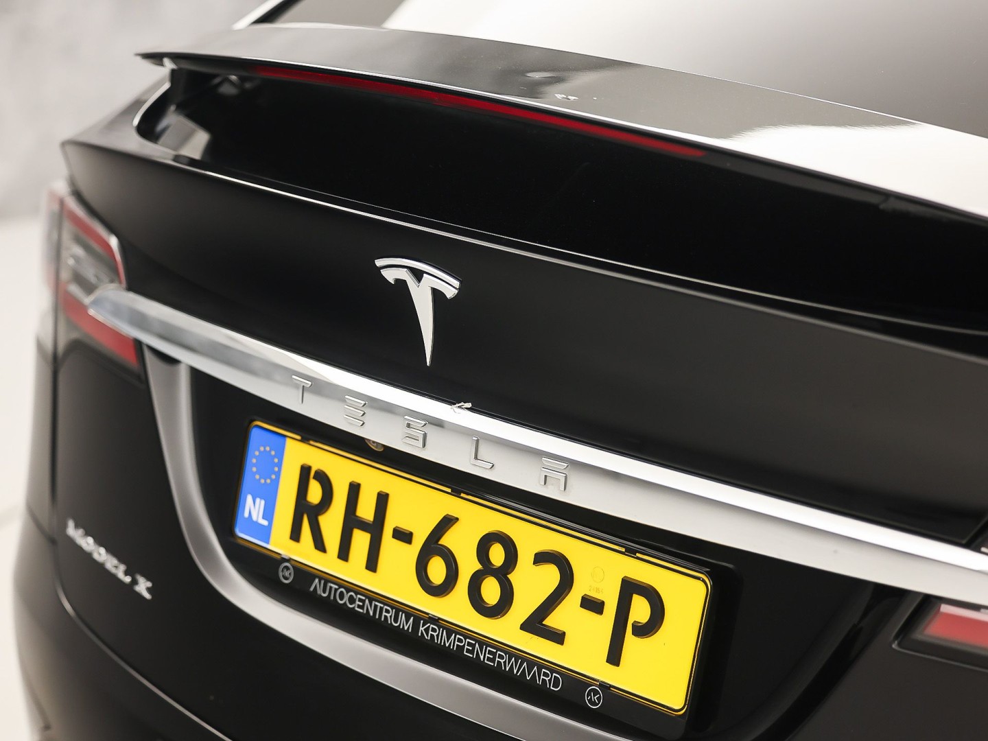 Tesla Model X 100D 7 Persoons 417Pk (AUTOPILOT, LUCHTVERING, STUUR/STOELVERWARMING, CAMERA, ADAPTIVE CRUISE, KEYLESS ENTRY, NIEUWSTAAT)