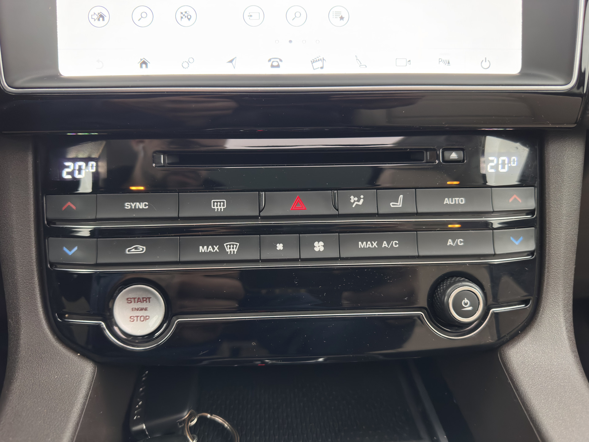 Jaguar F-PACE 2.0 Portfolio AWD 20d Aut. *PANO | DIGI-COCKPIT | XENON | LEATHER | KEYLESS | MERIDIAN-SOUND | NAVI-FULLMAP | ECC | PDC | CRUISE | 19''ALU*