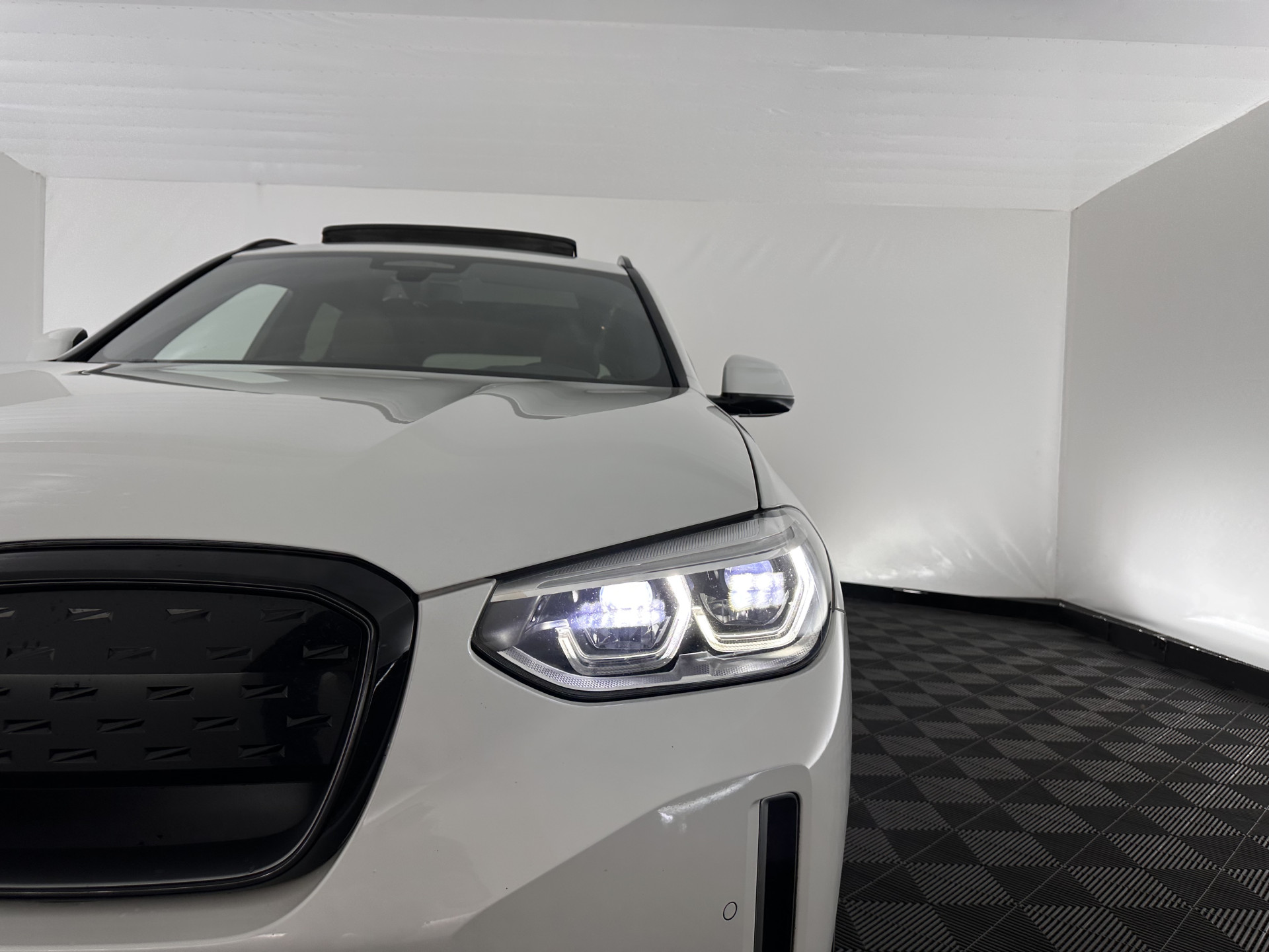 BMW iX3 High Executive 80 kWh [ 3-Fase ] (INCL-BTW) Aut. *PANO | LEATHER | HARMAN/KARDON | FULL-LED | BLINDSPOT | MEMORY-PACK | DIGI-COCKPIT | HEATED-SPORTSEATS | KEYLESS | TOPVIEW | DAB+ | NAVI-FULLMAP | HEAD-UP | PRIVACY-GLASS | 2