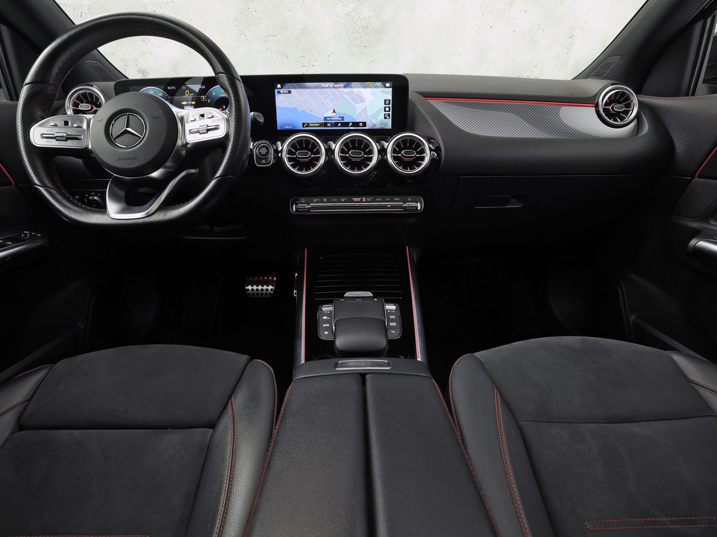 Mercedes-Benz GLA 200 AMG Sport 163Pk Automaat (PANORAMADAK, GROOT NAVI, SFEERVERLICHTING, CAMERA, SPORTSTOELEN, STOELVERWARMING, GETINT GLAS, NIEUWSTAAT)
