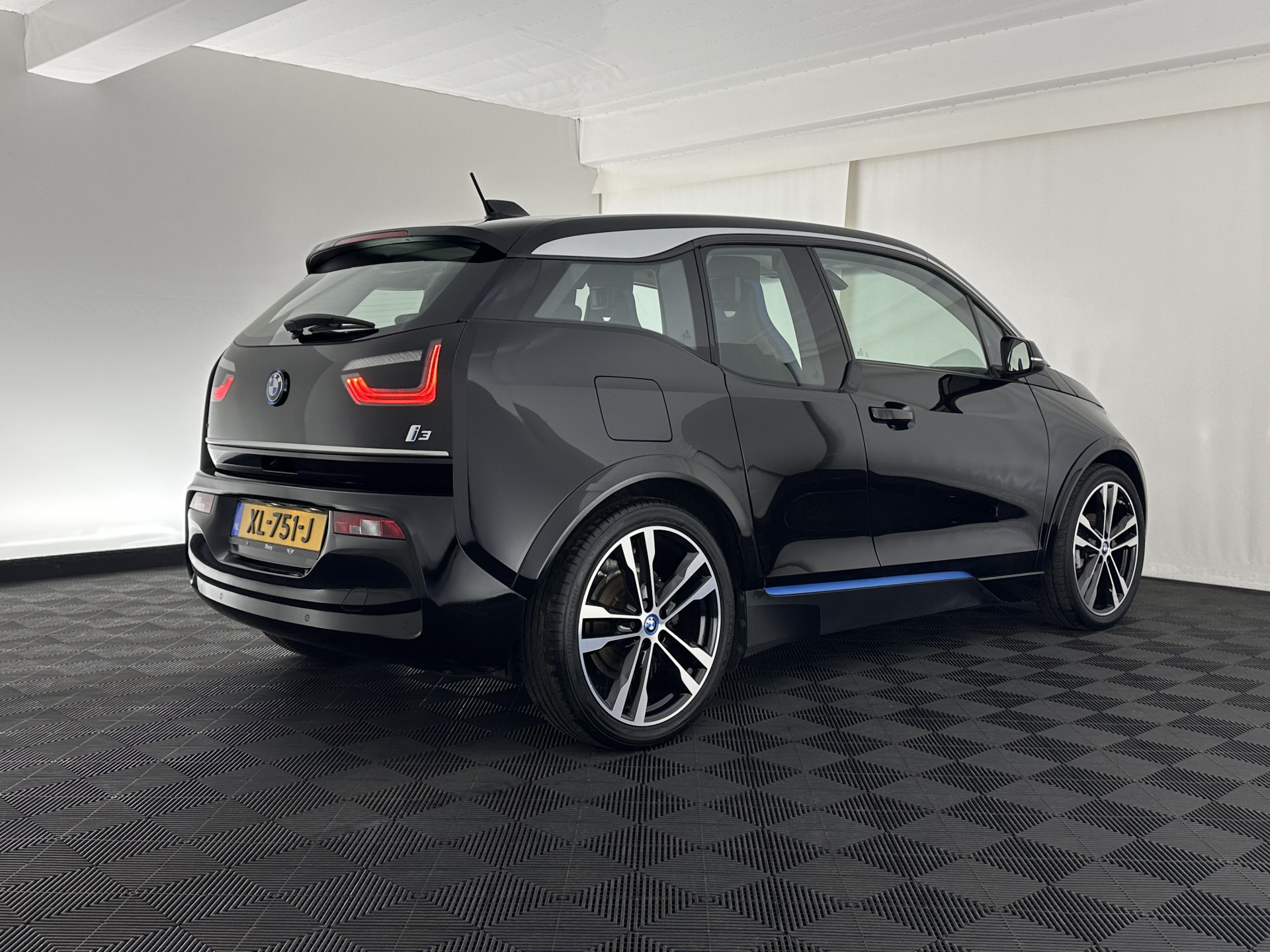 BMW i3 Basis 120Ah Sport 42 kWh [ 3-Fase-11kW ] {SOH-100%} (INCL-BTW) *HEATPUMP | FULL-LED | NAVI-FULLMAP | KEYLESS | COMFORTSEATS | ECC | CCS-FASTLOADER | PDC | DIGI-COCKPIT | CRUISE | 20''ALU*