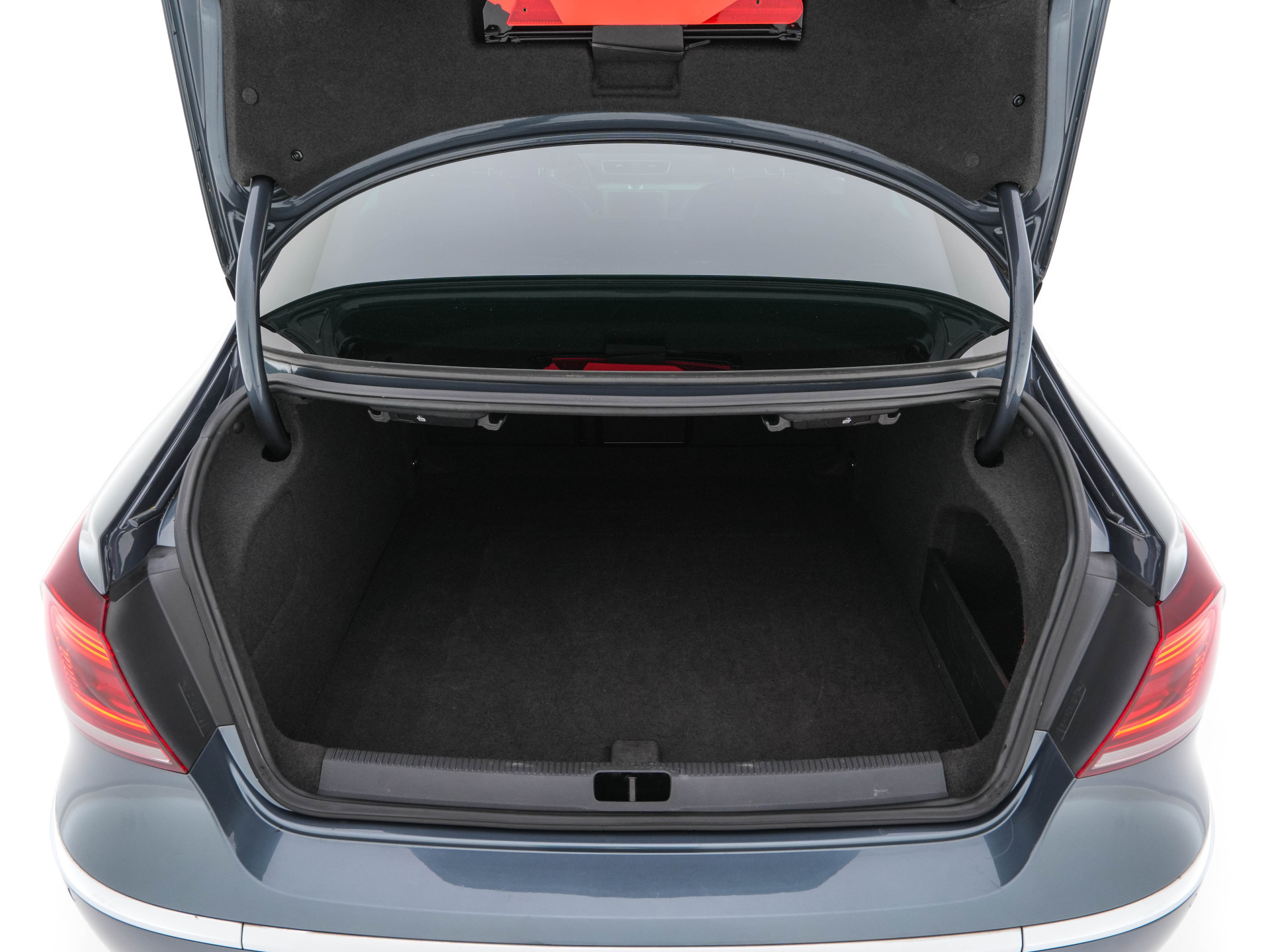 Volkswagen CC 1.8 TSI Aut. *LEATHER | BI-XENON | HEATED-SPORTSEATS | NAVI-FULLMAP | ECC | PDC | CRUISE | SHIFTPADDLES | PRIVACY-GLASS | TOWBAR | 18''ALU*