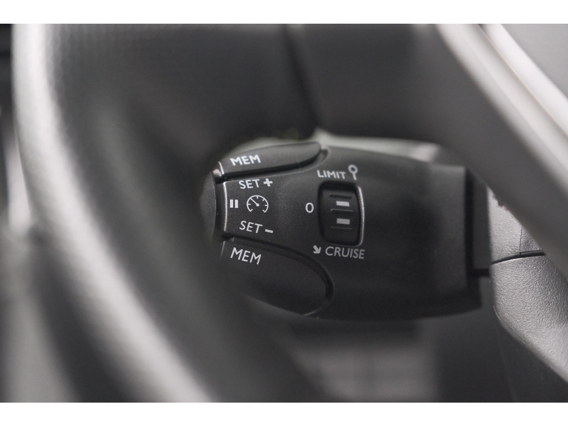 Peugeot e-2008 EV GT Avantage 54 kWh | 96.8% SOH | 11 KW Lader | 360 Camera | Panoramadak | Dodehoekdetectie