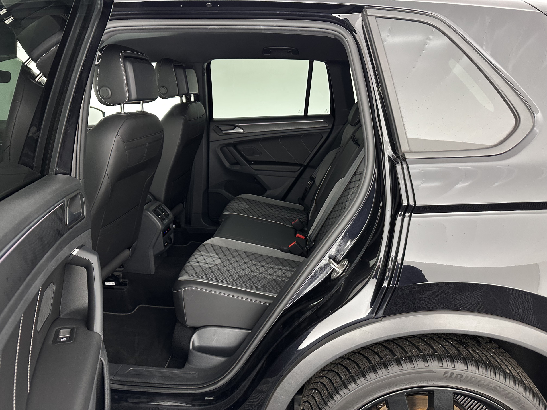 Volkswagen Tiguan 1.4 TSI Black-Style R-Line Business eHybrid ( Plug-in ) (INCL-BTW) *HEAD-UP | FULL-LED | ADAPTIVE-CRUISE | TOPVIEW | KEYLESS | DIGI-COCKPIT | HEATED-COMFORTSEATS | NAVI-FULLMAP | DAB+ | PRIVACYGLASS | ECC | CARPLAY | PDC | 20''ALU