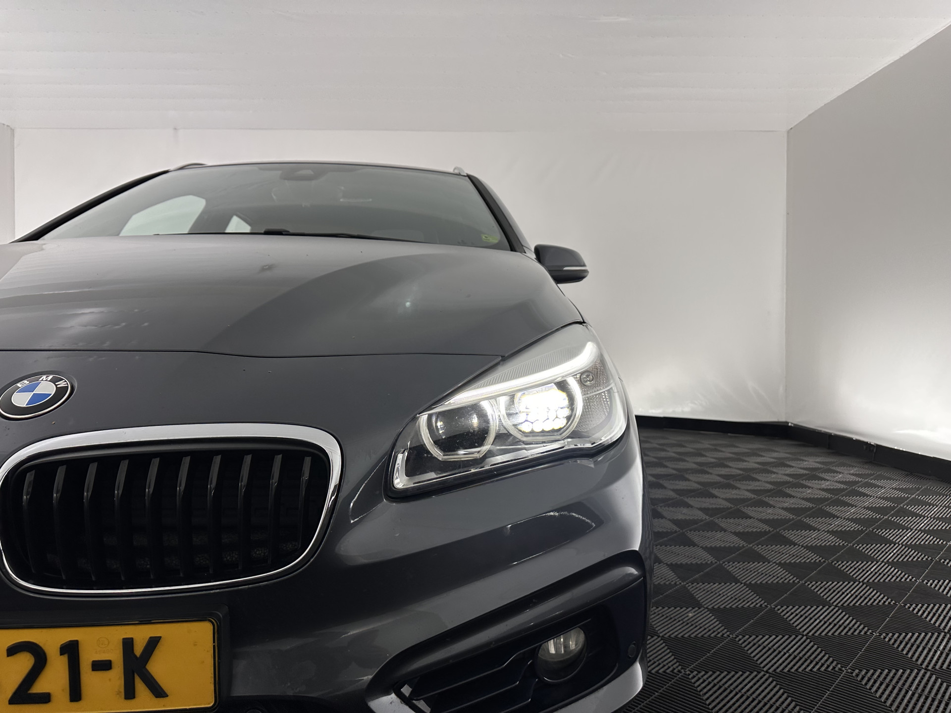 BMW 2-serie Active Tourer 216d Sportline Corporate Lease High Executive Aut. *LEATHER | FULL-LED | HEATED-SPORTSEATS | NAVI-FULLMAP | ECC | HEAD-UP | PDC | CRUISE | 18''ALU*