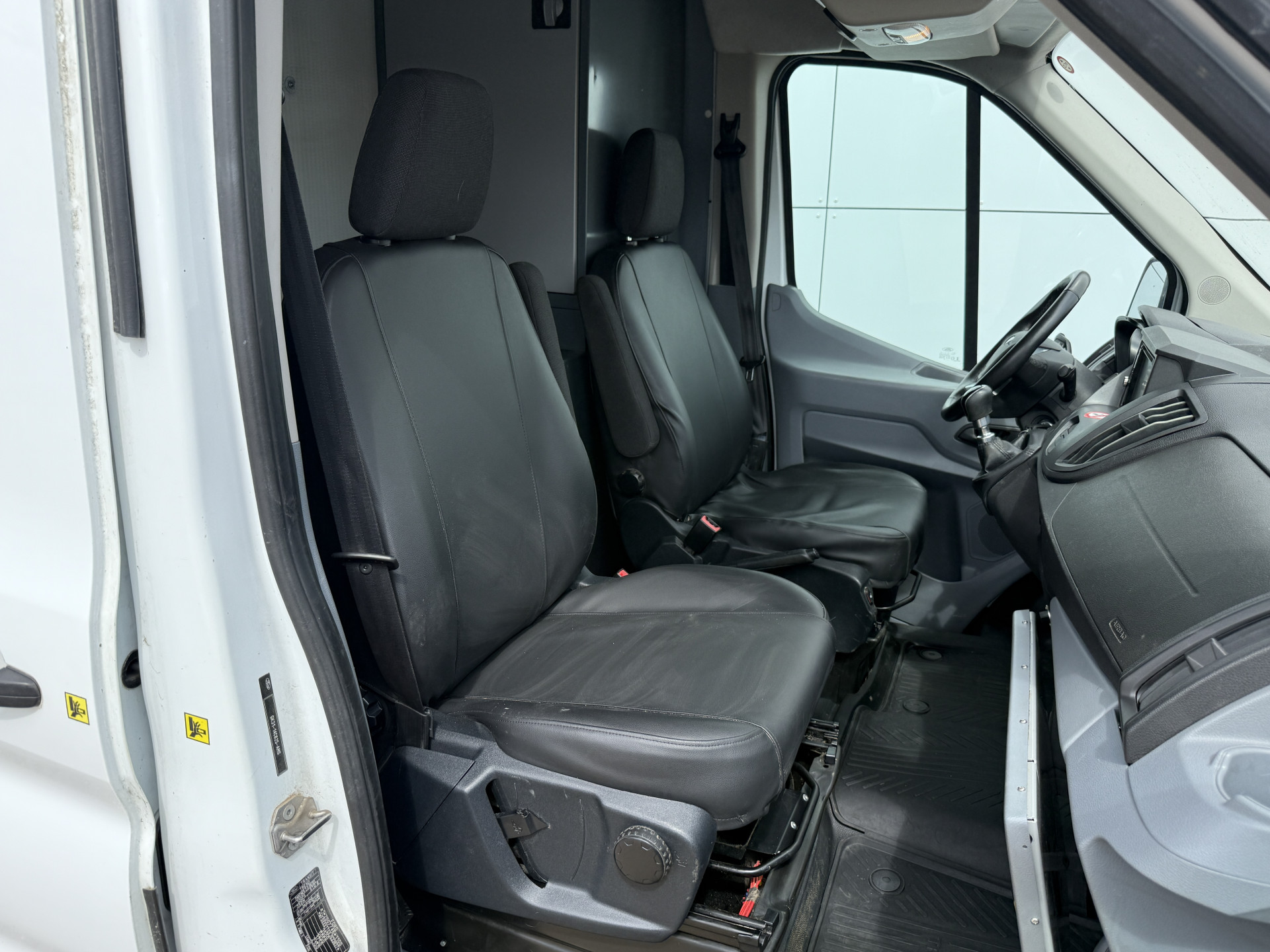 Ford Transit 2.0 TDCI 130PK L2H2 Airco Cruise Control Parkeersensoren Stoelverwarming Zwaailampen Kastwand Inbouw