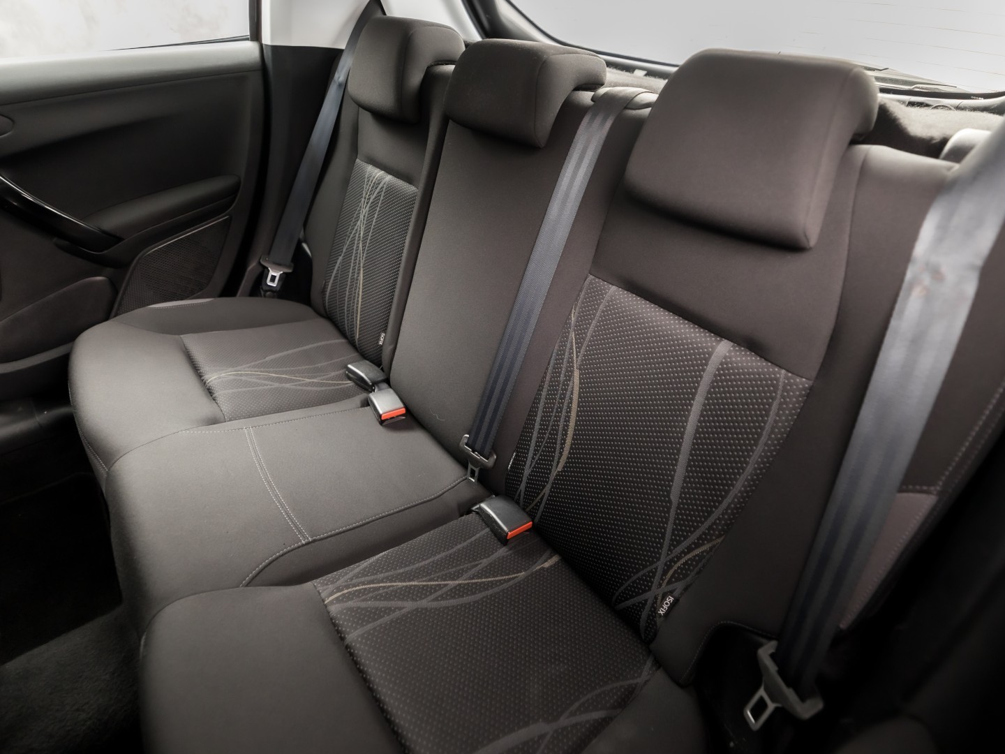 Peugeot 208 1.2 VTi Deluxe Sport (NAVIGATIE, CLIMATE, CRUISE, SPORTSTOELEN, PARKEERSENSOREN, NIEUWSTAAT)