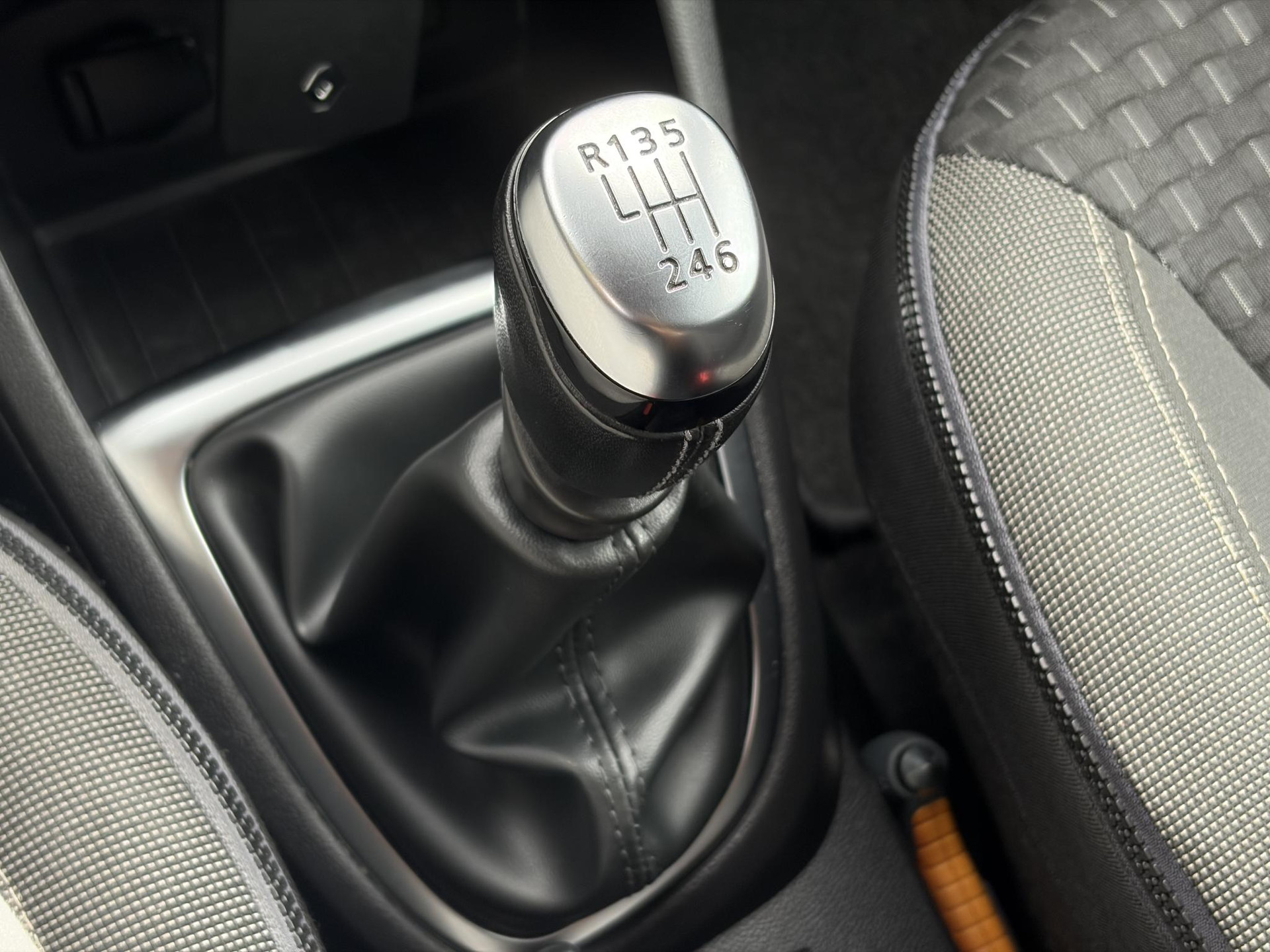 Renault Captur 1.2 TCe Intens 120pk,1e Eigenaar,Camera,Trekhaak,Carplay,Pdc,Clima,Cruise,Dealer Onderhouden,6 Bak,Lm velgen,Dodehoek,N.A.P,Apk tot 10-2027