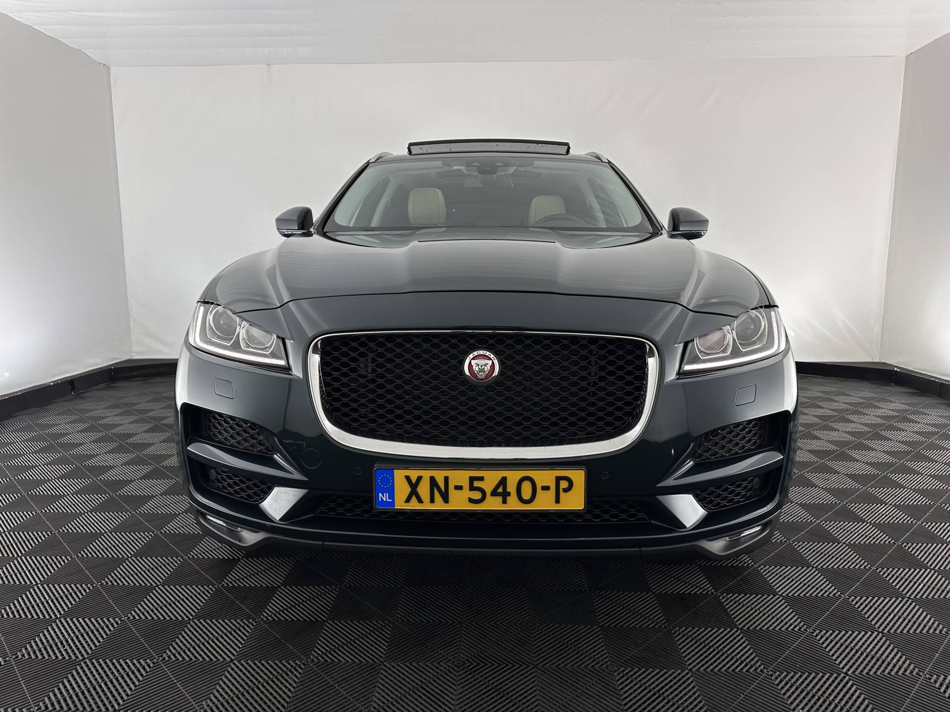Jaguar F-PACE 2.0 Portfolio AWD 20d Aut. *PANO | DIGI-COCKPIT | XENON | LEATHER | KEYLESS | MERIDIAN-SOUND | NAVI-FULLMAP | ECC | PDC | CRUISE | 19''ALU*
