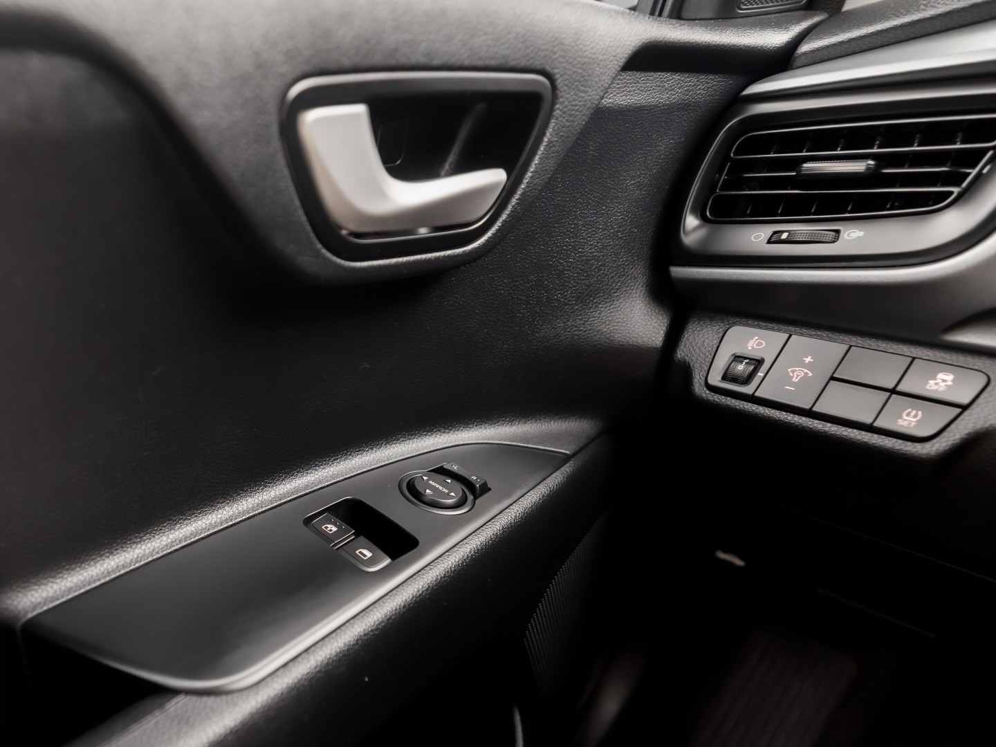 Kia Stonic 1.2 Navigator Sport (APPLE CARPLAY, NAVIGATIE, CAMERA, LM VELGEN, SPORTSTOELEN, PARKEERSENSOREN, ELEK RAMEN, NIEUWSTAAT)