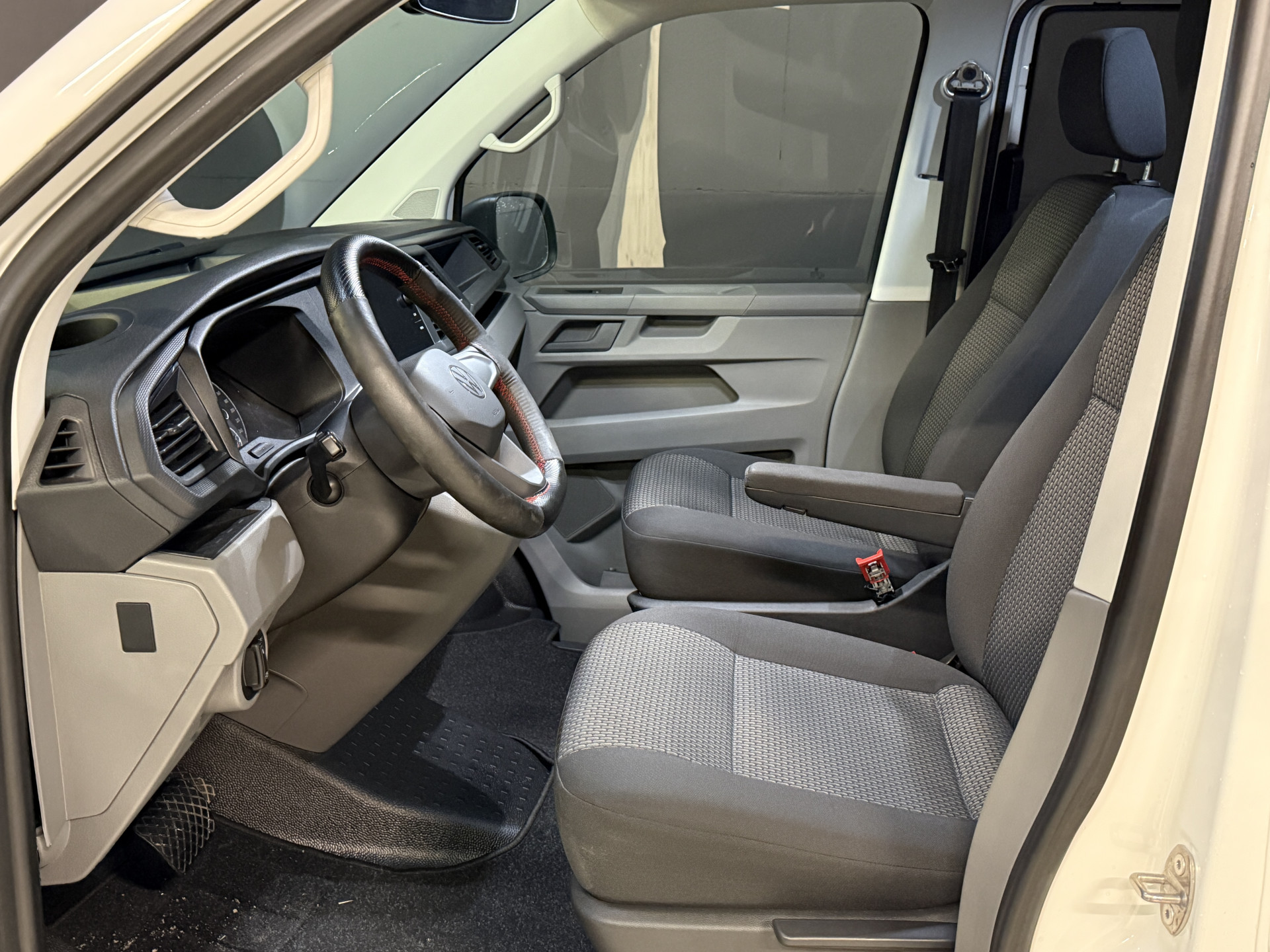 Volkswagen Transporter 2.0 TDI L2H1 30 DC Highline | Origineel NL | Apple carplay  | Camera | Trekhaak |