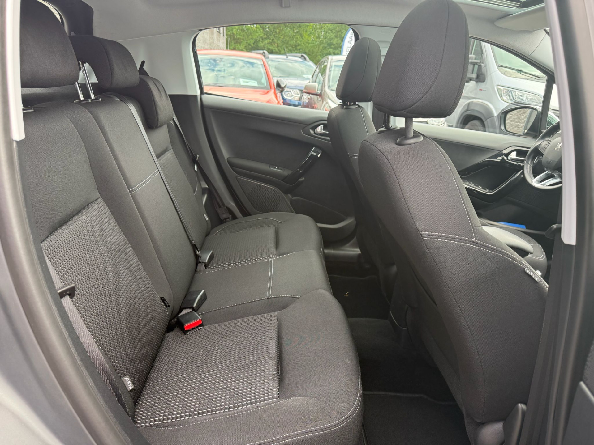 Peugeot 208 1.2 110PK Allure | 2E EIGENAAR | 3/6/12MND GARANTIE | PANO | DAB | CARPLAY | NAVI | CRUISE | JBL | AIRCO | TREKHAAK | MAT |