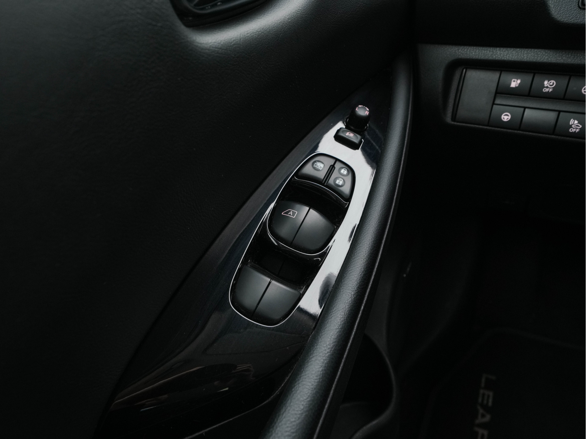 Nissan LEAF Tekna 40 kWh *LUXURY-LEATHER | FULL-LED | KEYLESS | NAVI-FULLMAP | BLIND-SPOT | BOSE-SOUND | DAB+ | HEATED-COMFORTSEATS | DIGI-COCKPIT | PRIVACY-GLASS | TOPVIEW-CAMERA | 17"ALU*