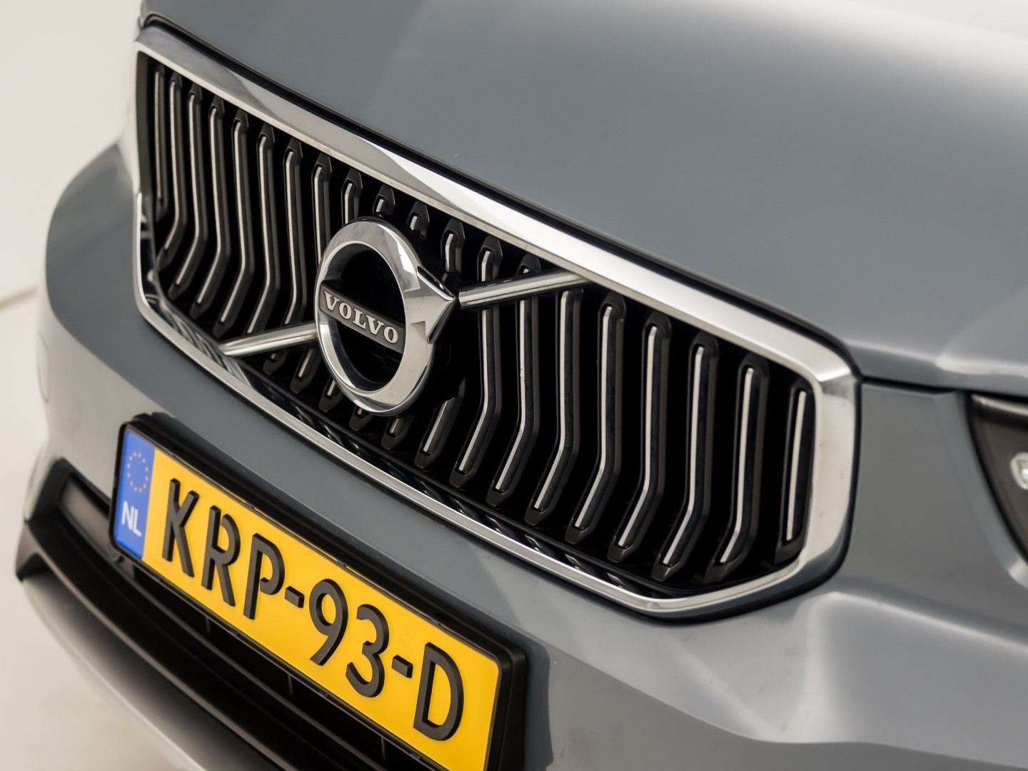 Volvo XC40 1.5 T4 Recharge Inscription 211Pk Automaat (APPLE CARPLAY, STUUR/STOELVERWARMING, MEMORY SEATS, CAMERA, STOELVERWARMING ACHTER, KEYLESS, GETINT GLAS, ELEK ACHTERKLEP, ZWART HEMEL, NIEUWSTAAT)