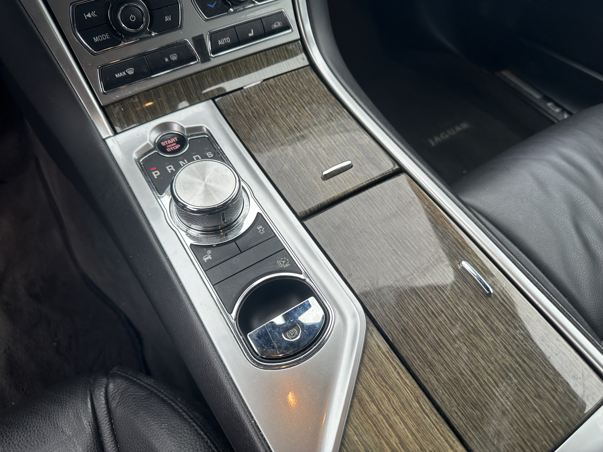 Jaguar XF 2.2D Aut. *LEATHER  | BI-XENON | NAVI-FULLMAP | CAMERA | ECC | PDC | CRUISE | HEATED-COMFORT-SEATS | KEYLESS | SHIFT-PADDLES | TOWBAR | 17"ALU*