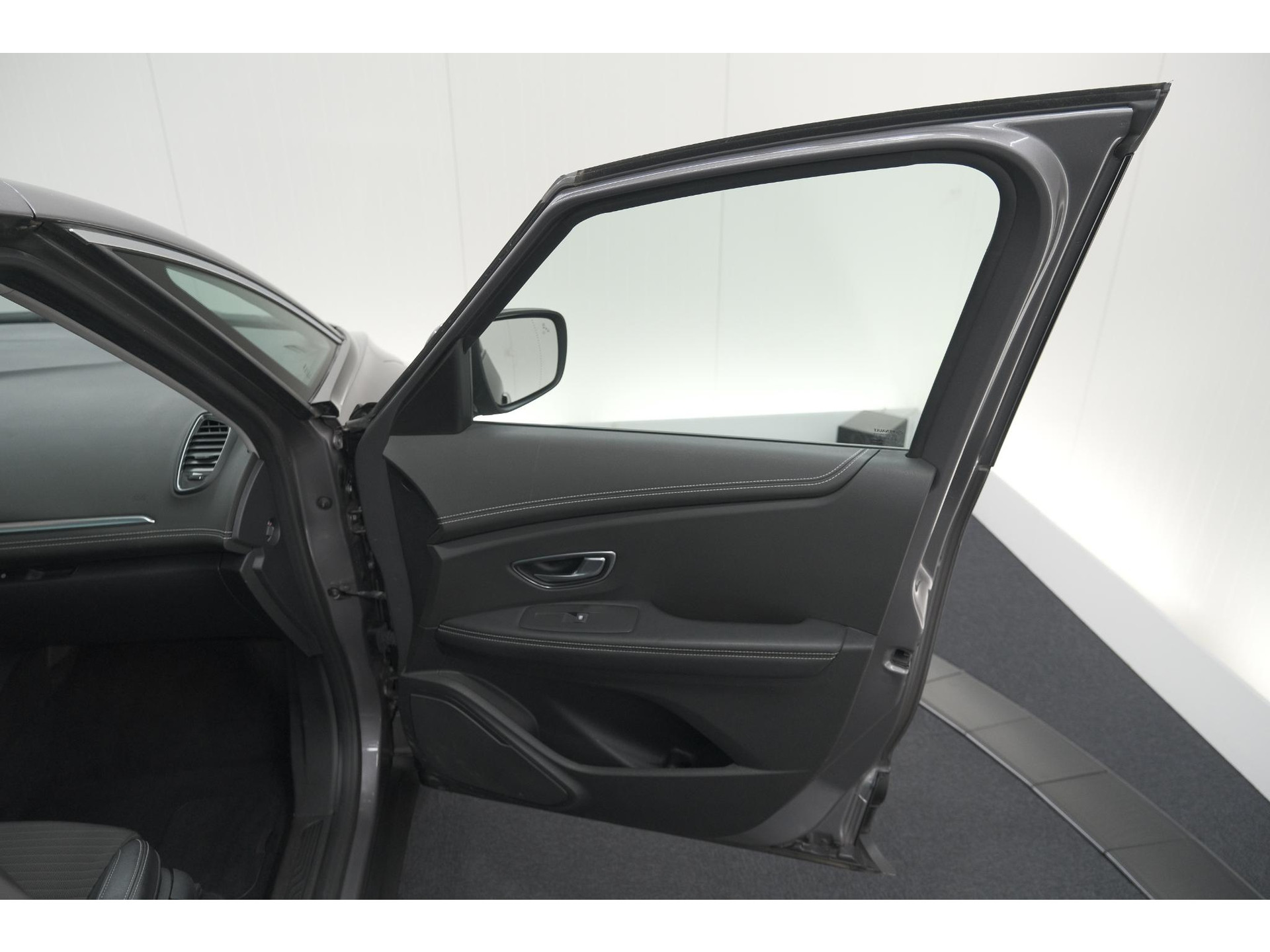 Renault Scénic TCe 130 Intens | Trekhaak | Panoramadak | Camera | Apple Carplay | Dodehoekdetectie