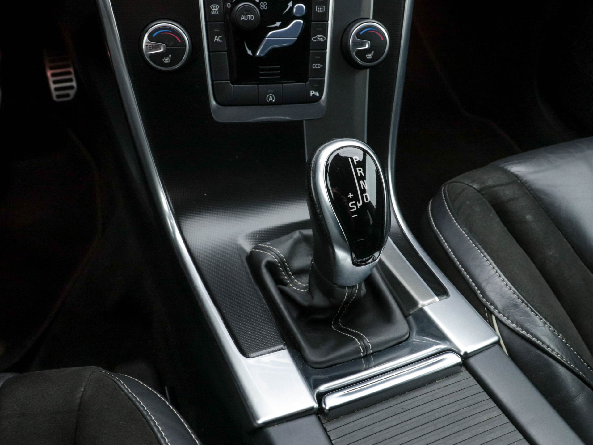 Volvo XC60 2.0 D4 R-Design FWD Aut. *NAVI-FULLMAP | LEATHER-ALCANTARA | ECC | HEATED-R-DESIGN-SPORTSEATS | PRIVACY-GLASS |  PDC | SHIFT-PADDLES | CRUISE | 18"ALU*