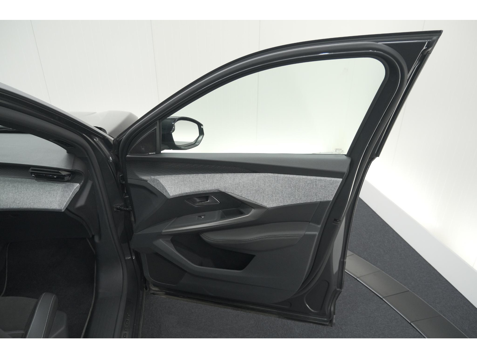 Peugeot 3008 1.2 Hybrid 136 GT | Panoramdak | 360 Camera | Stoelverwarming | Elektrische Kofferklep | Allseason Banden