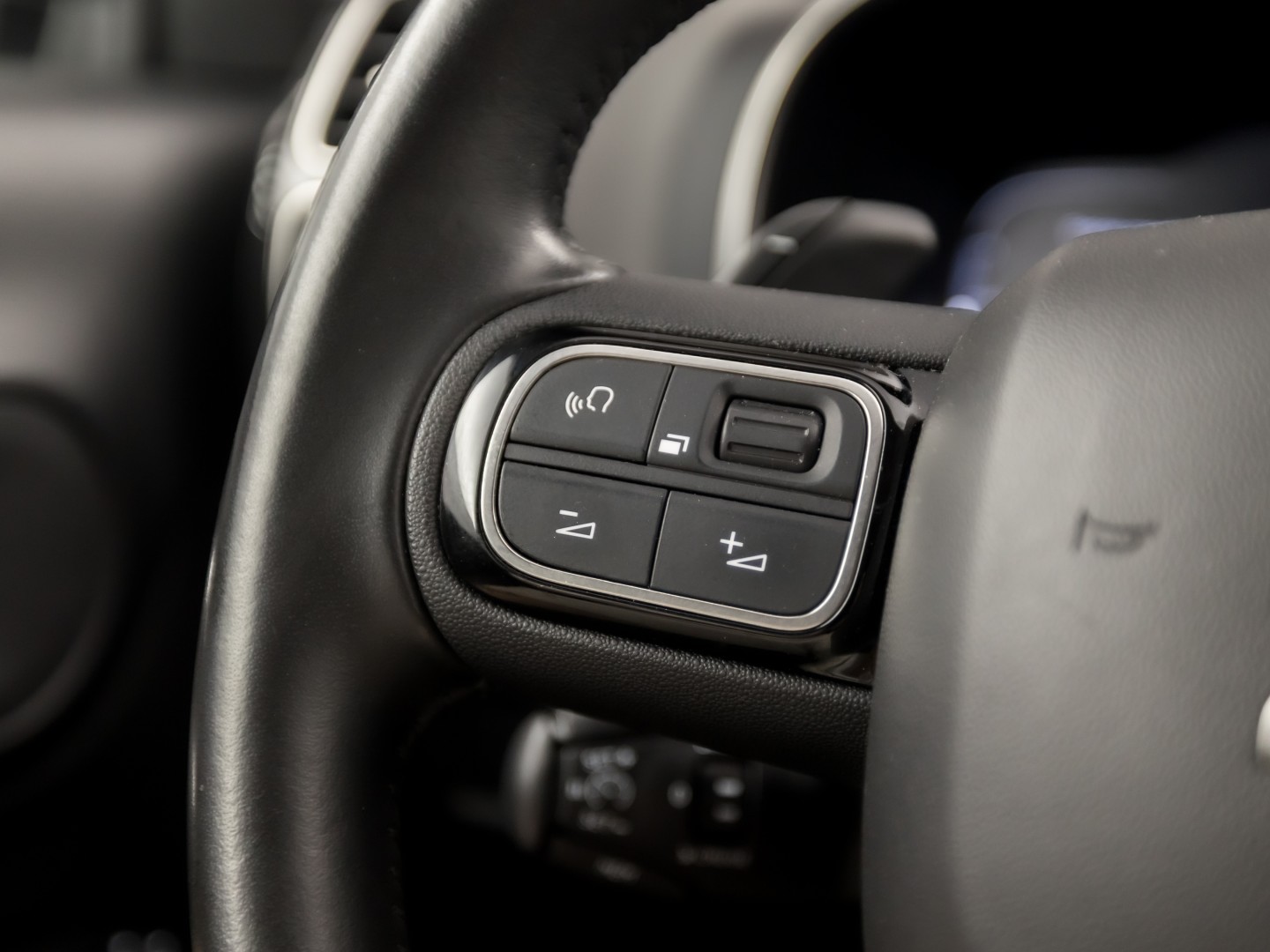 Citroën C5 Aircross 1.6 PureTech Sport 181Pk Automaat (APPLE CARPLAY, GROOT NAVI, 360 CAMERA, LM VELGEN, TREKHAAK, SPORTSTOELEN, KEYLESS, ADAPTIVE CRUISE, NIEUWSTAAT)