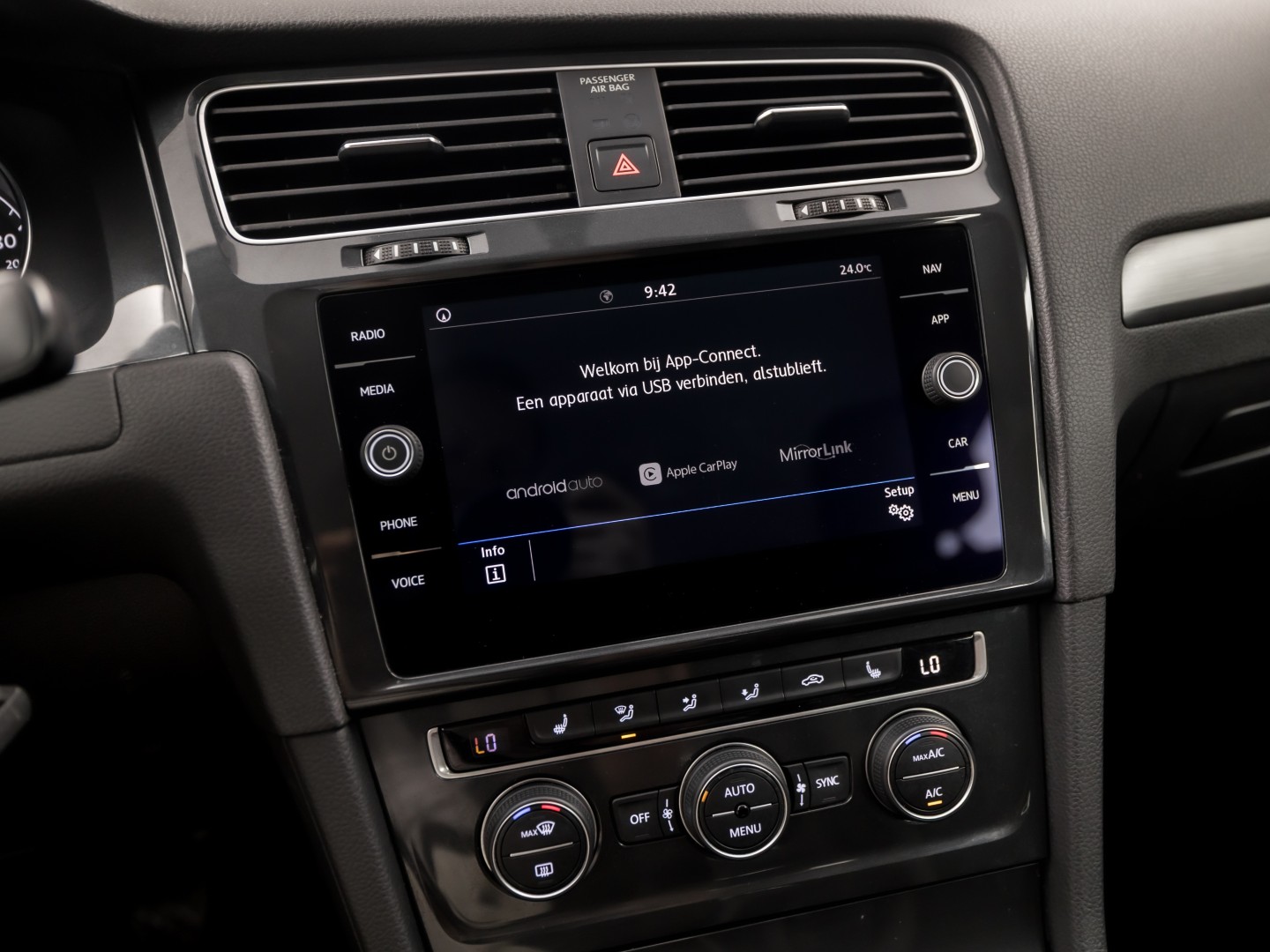 Volkswagen Golf 1.0 TSI Sportline (APPLE CARPLAY, GROOT NAVI, ALCANTARA, DYNAMISCHE KNIPPERLICHTEN, SPORTSTOELEN, STOELVERWARMING, ADAPTIVE CRUISE, PARKEERSENSOREN, NIEUWSTAAT)