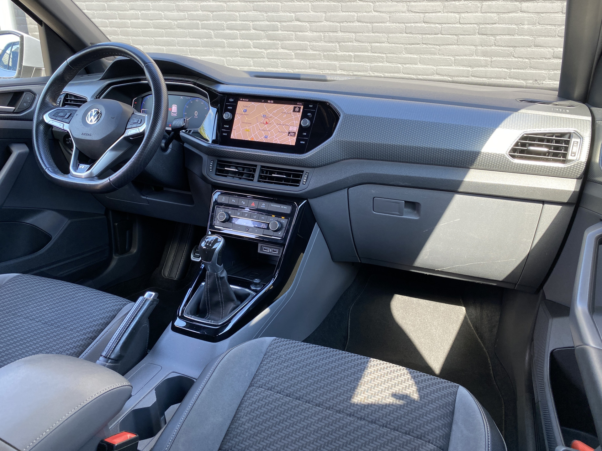 Volkswagen T-Cross 1.0 TSI R Line 116 pk | dealer onderh. | virtual cockpit | navigatie | camera | stoelverwarming | apple carplay | keyless go