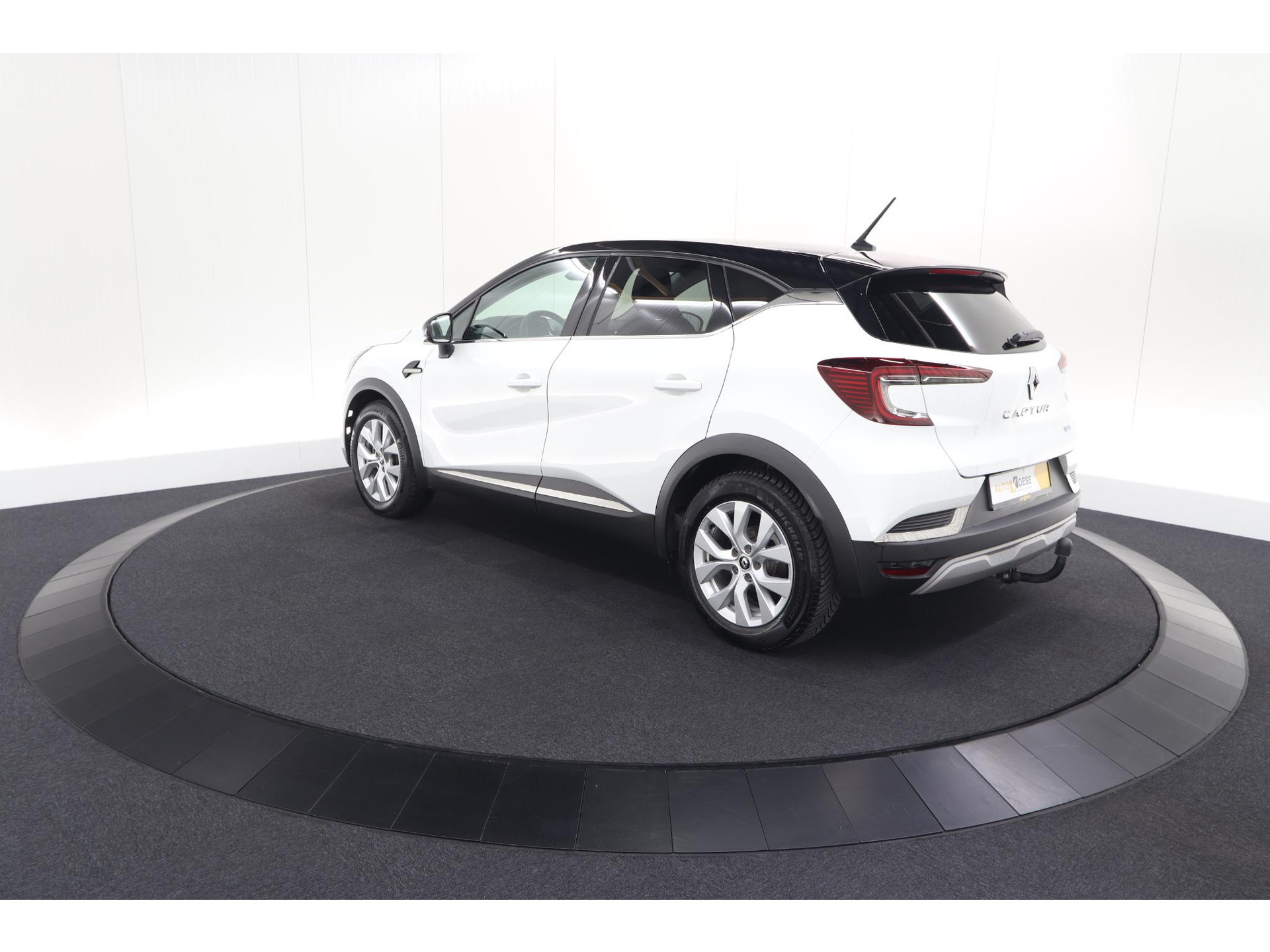 Renault Captur 1.6 E-Tech Hybrid 145 Intens | Trekhaak | Camera | Stoelverwarming | Navigatie