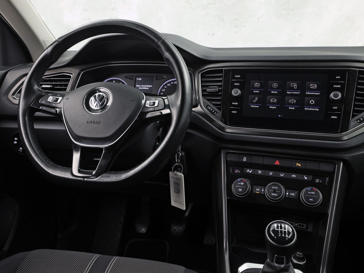 Volkswagen T-Roc 1.5 TSI Sport 150Pk (APPLE CARPLAY, GROOT NAVI, STUUR/STOELVERWARMING, CAMERA, SPORTSTOELEN, ADAPTIVE CRUISE, CLIMATE, NIEUWE APK, NIEUWSTAAT)