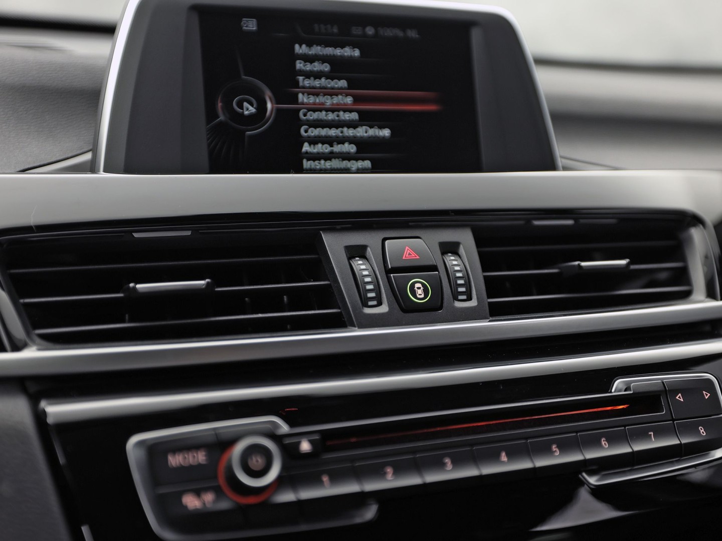 BMW X1 sDrive20i Executive 192Pk Automaat (NAVIGATIE, CLIMATE, TREKHAAK, SPORTSTOELEN, GETINT GLAS, PARKEERSENSOREN, NIEUWSTAAT)