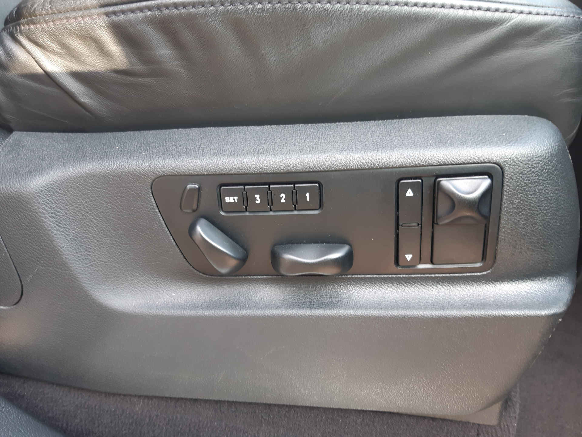 Porsche Cayenne GTS Uniek Exemplaar met lage kilometers Volledige onderhoudshistorie van Porsche-dealer beschikbaar,