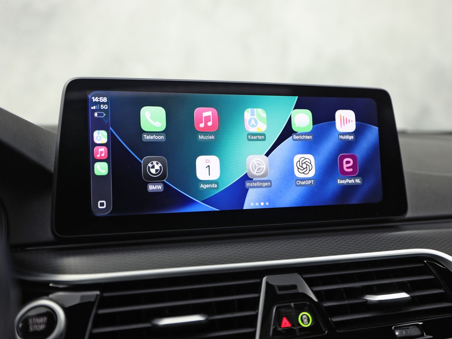 BMW 5 Serie 530e M Sport High Executive 293Pk (PANORAMADAK, M PAKKET, LASER LED, HEAD-UP DISPLAY, 360 CAMERA, MEMORY SEATS, HARMAN/KARDON, TREKHAAK ELEKTRISCH, STOELVERWARMING ACHTER, DISPLAY KEY, NIEUWSTAAT)