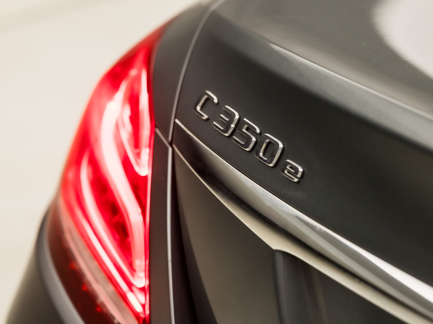 Mercedes-Benz C-Klasse 350 e AMG Sport 279Pk Automaat (NAVIGATIE, LUCHTVERING, ORG. NL, GETINT GLAS, ELEK SPORTSTOELEN, LEDER, CRUISE, KEYLESS START, TREKHAAK, NIEUWSTAAT)