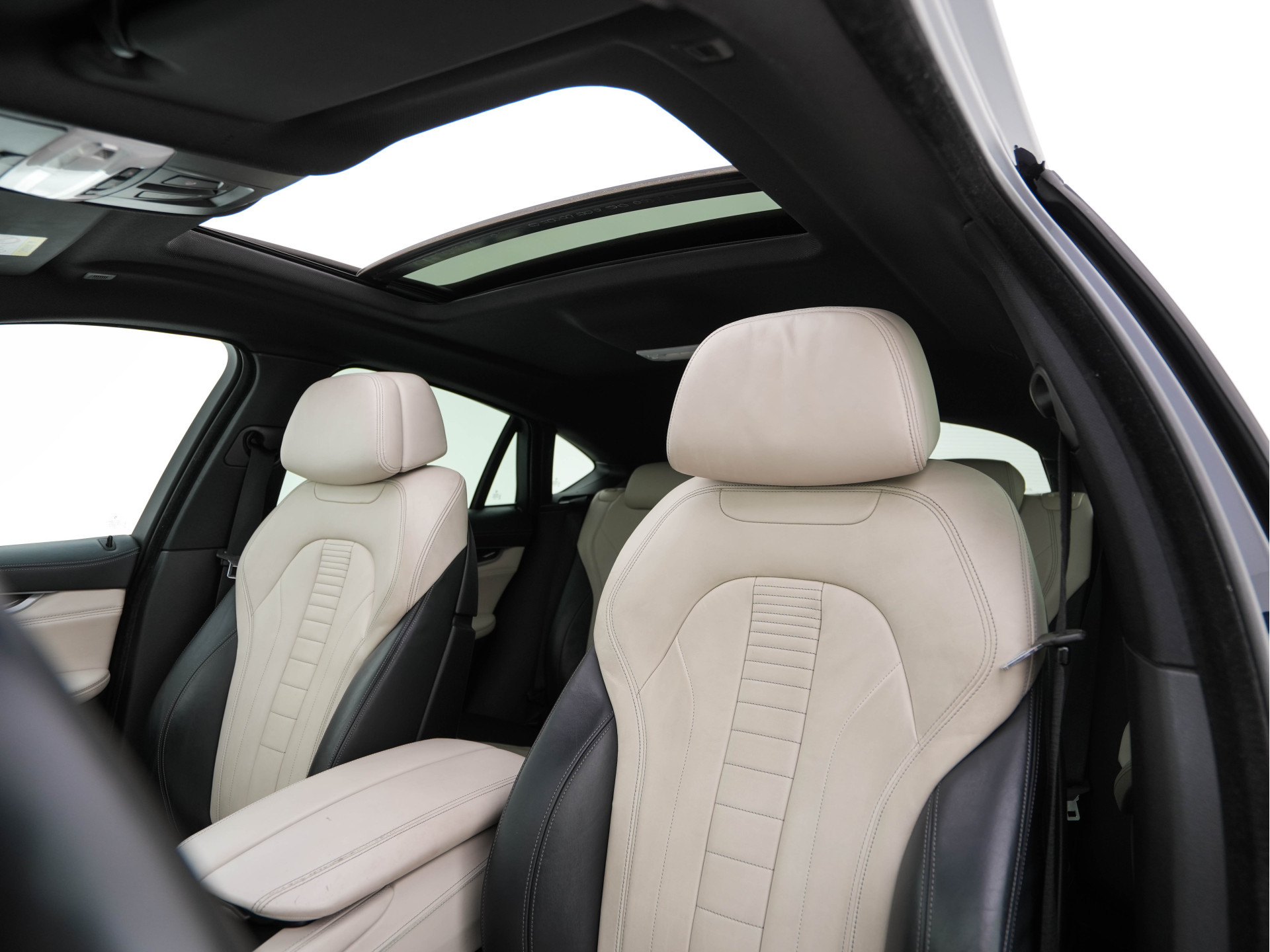 BMW X6 xDrive50i High-Executive M-Sportpack Aut. *PANO | HEAD-UP | TWO-COLOUR-LUXURYLEATHER | FULL-LED | MEMORY-PACK | HARMAN/KARDON-SOUNDSYSTEM |  | BLIND-SPOT | KEYLESS | CAMERA | COMFORT-SEATS | SOFT-CLOSE | 20''ALU*