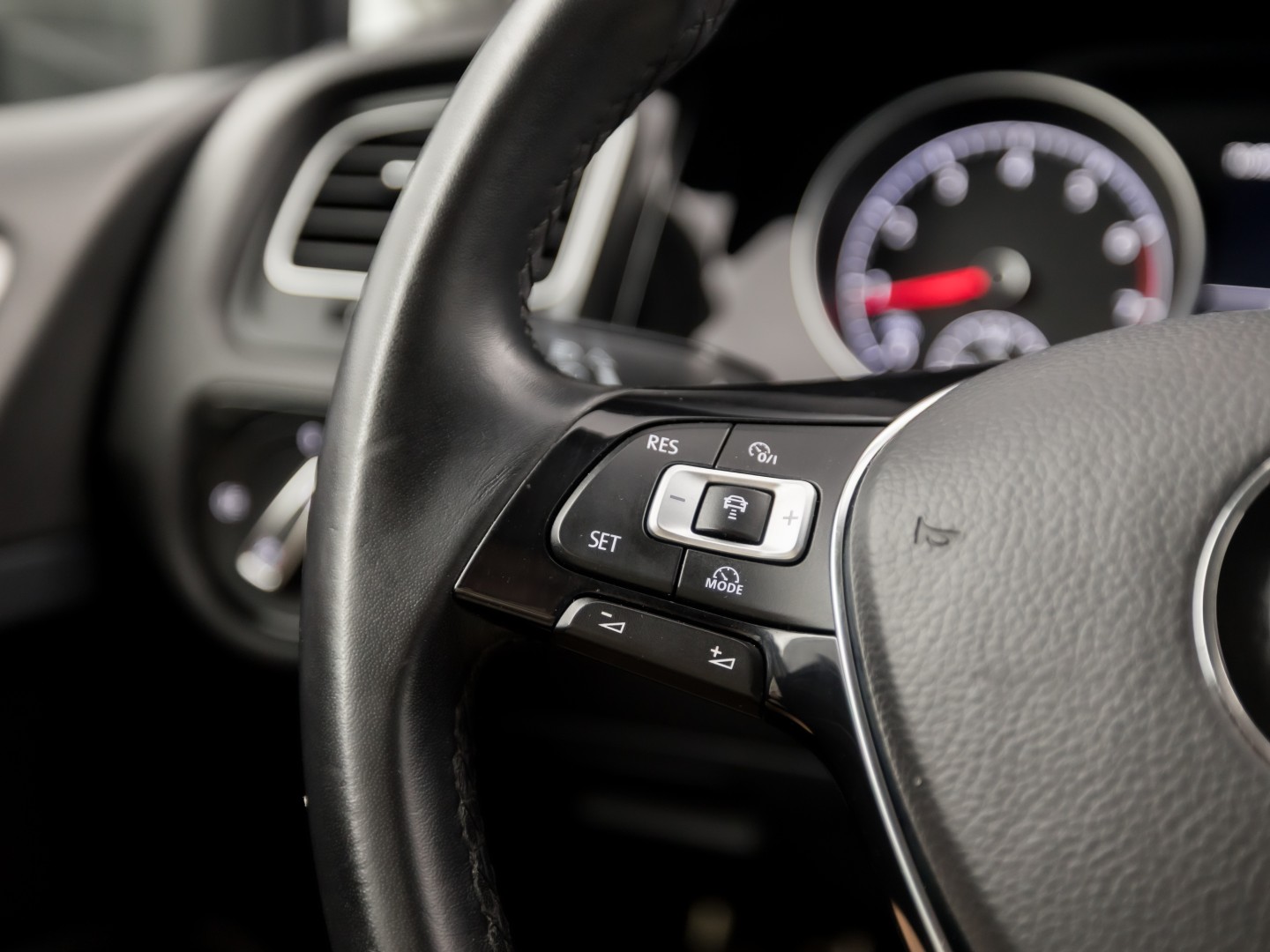 Volkswagen Golf 1.5 TSI 131PK Sportline (APPLE CARPLAY, GROOT NAVI, 4 CILINDER, CLIMATE, LED KOPLAMPEN, STOELVERWARMING, SPORTSTOELEN, GETINT GLAS, LM VELGEN, ADAPTIVE CRUISE, PARKEERSENSOREN, NIEUWSTAAT)