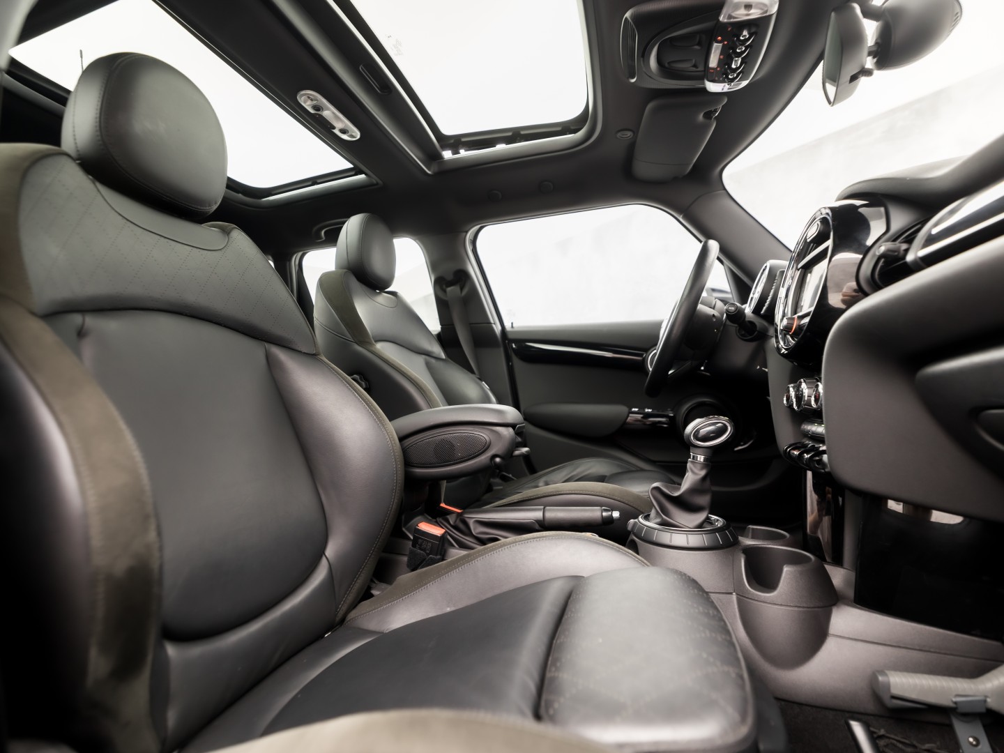 MINI 5-deurs 1.5 Cooper Chili Sport Automaat 136Pk (PANORAMADAK, 1e EIGENAAR, DEALER ONDERHOUDEN, 5 DEURS, NAVIGATIE, LEDER, SPORTSTOELEN, GETINT GLAS, PARKEERSENSOREN, NIEUWSTAAT)