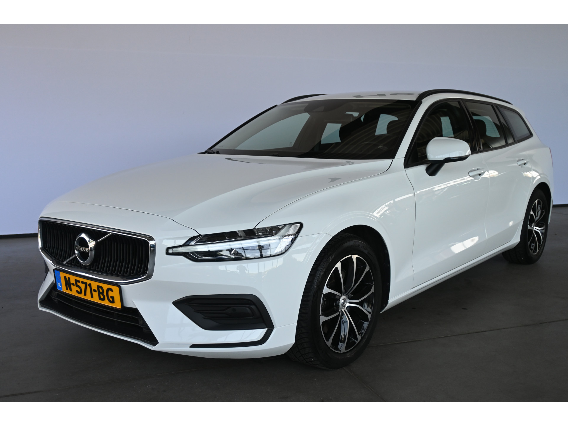 Volvo V60 2.0 B3 Momentum Advantage Automaat Navigatie Stuur/Stoelverwarming Inruil Mogelijk!