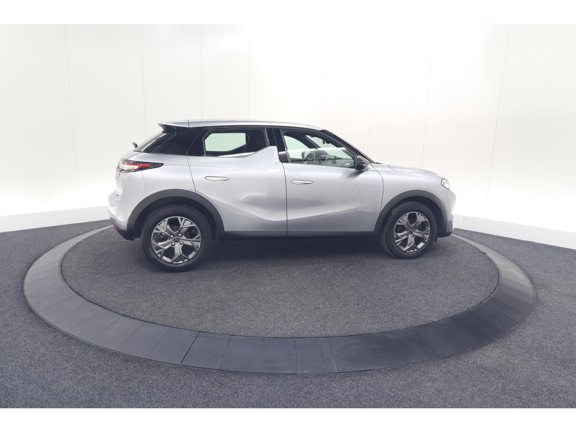 DS 3 Crossback PureTech 100 Montmartre | Parkeersensoren | Apple Carplay | Allseason Banden | Navigatie | Climate Control