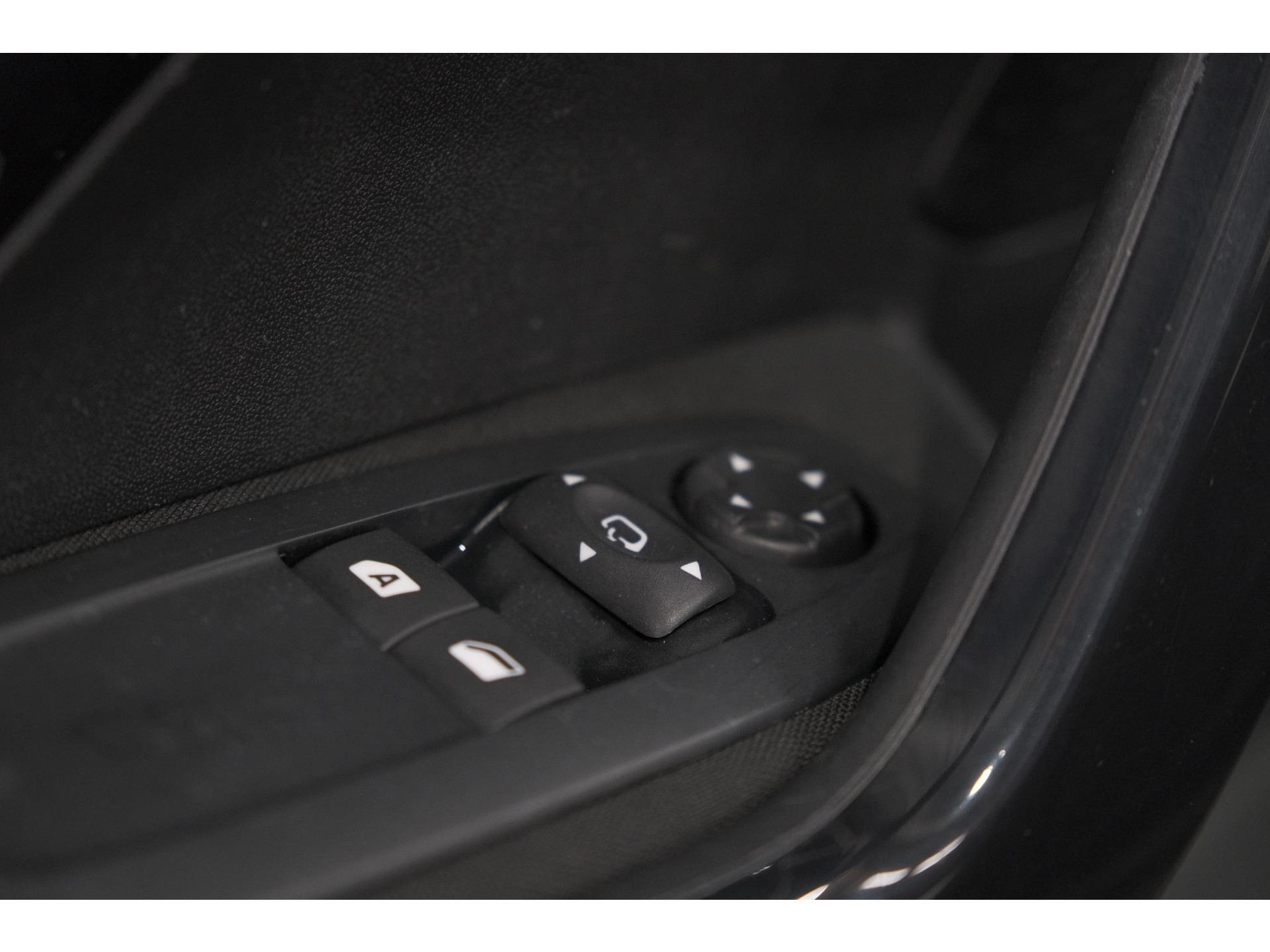 Peugeot 208 PureTech 82 Signature | Parkeersensoren | Apple Carplay | Navigatie