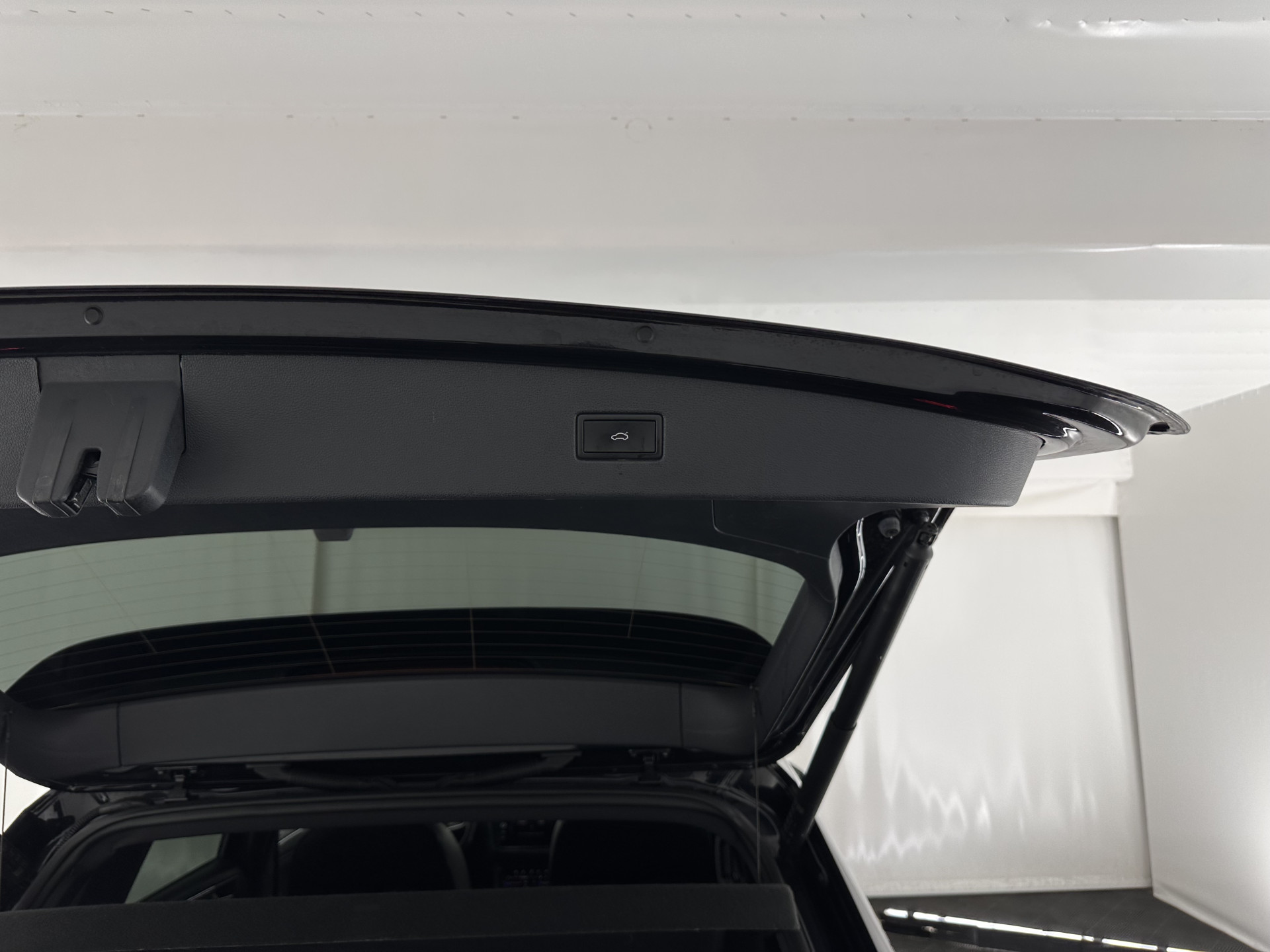 Volkswagen Tiguan 1.4 TSI Black-Style R-Line Business eHybrid ( Plug-in ) (INCL-BTW) *HEAD-UP | FULL-LED | ADAPTIVE-CRUISE | TOPVIEW | KEYLESS | DIGI-COCKPIT | HEATED-COMFORTSEATS | NAVI-FULLMAP | DAB+ | PRIVACYGLASS | ECC | CARPLAY | PDC | 20''ALU