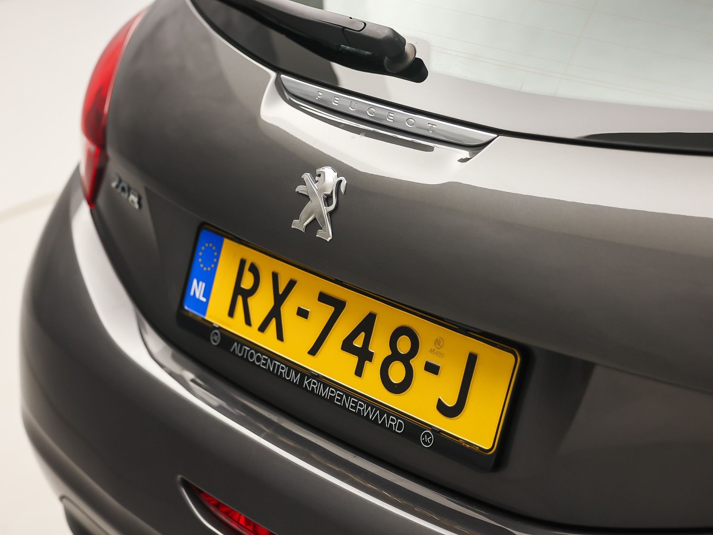 Peugeot 208 1.2 PureTech Sport (NAVIGATIE, CRUISE, BLUETOOTH, SPORTSTOELEN, ELEK PAKKET, NIEUWSTAAT)