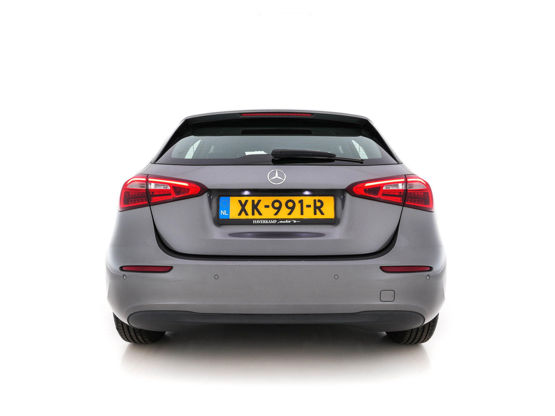 Mercedes-Benz A-klasse 180 Advantage Style-Pack (INCL-BTW) Aut. *WIDESCREEN-DIGI-COCKPIT | LEATHER-MICROFIBRE | CAMERA | NAVI-FULLMAP | ECC | PDC | CRUISE | CARPLAY | HEATED-SPORTSEATS | CARBON-INLAY | DAB | SHIFT-PADDLES | 16"ALU*